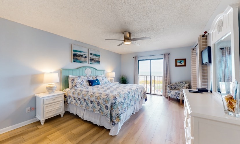Comfortable condo with WiFi washer dryer hot tub and pool great gulf views