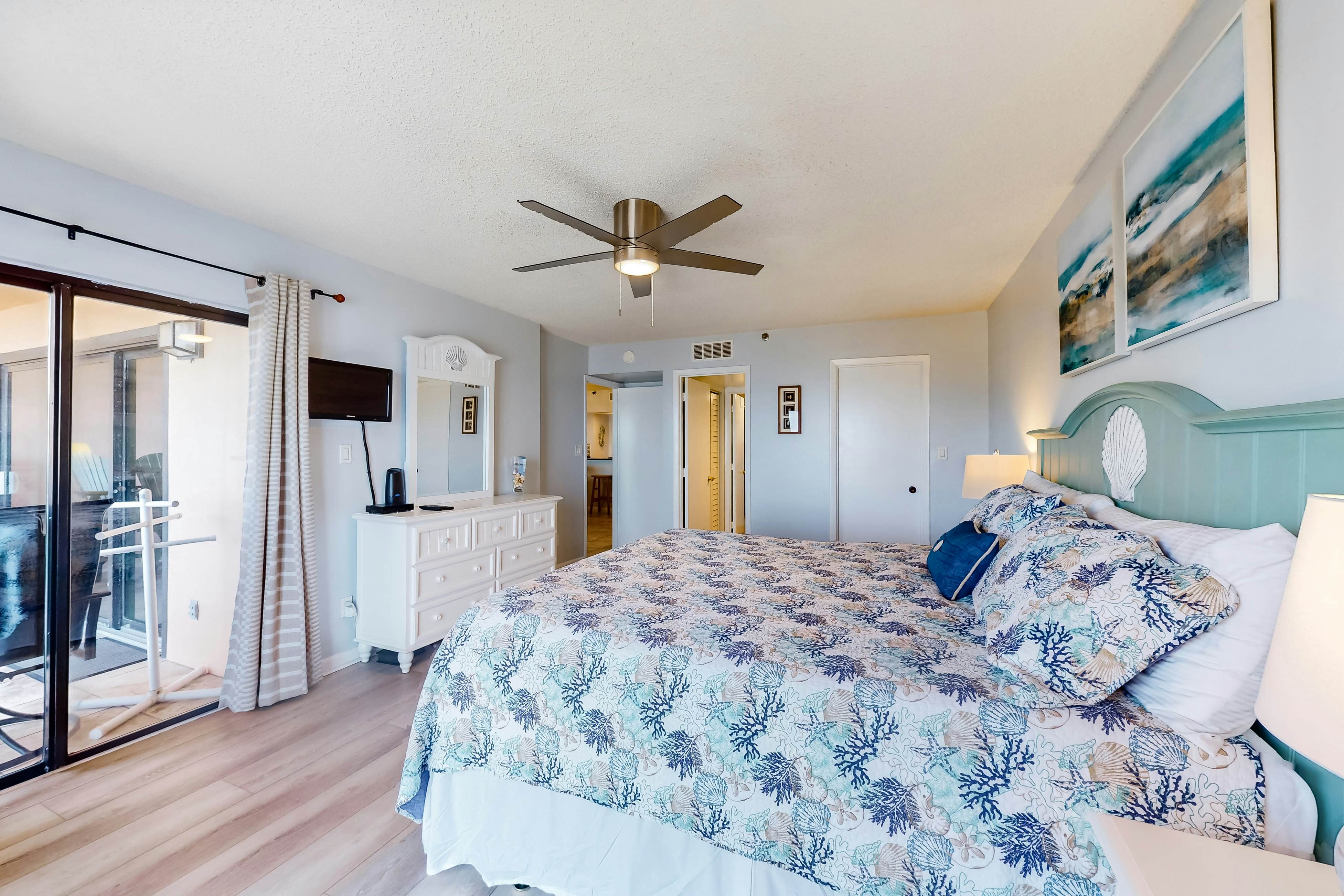 Comfortable condo with WiFi, washer/dryer, hot tub and pool - great gulf views
