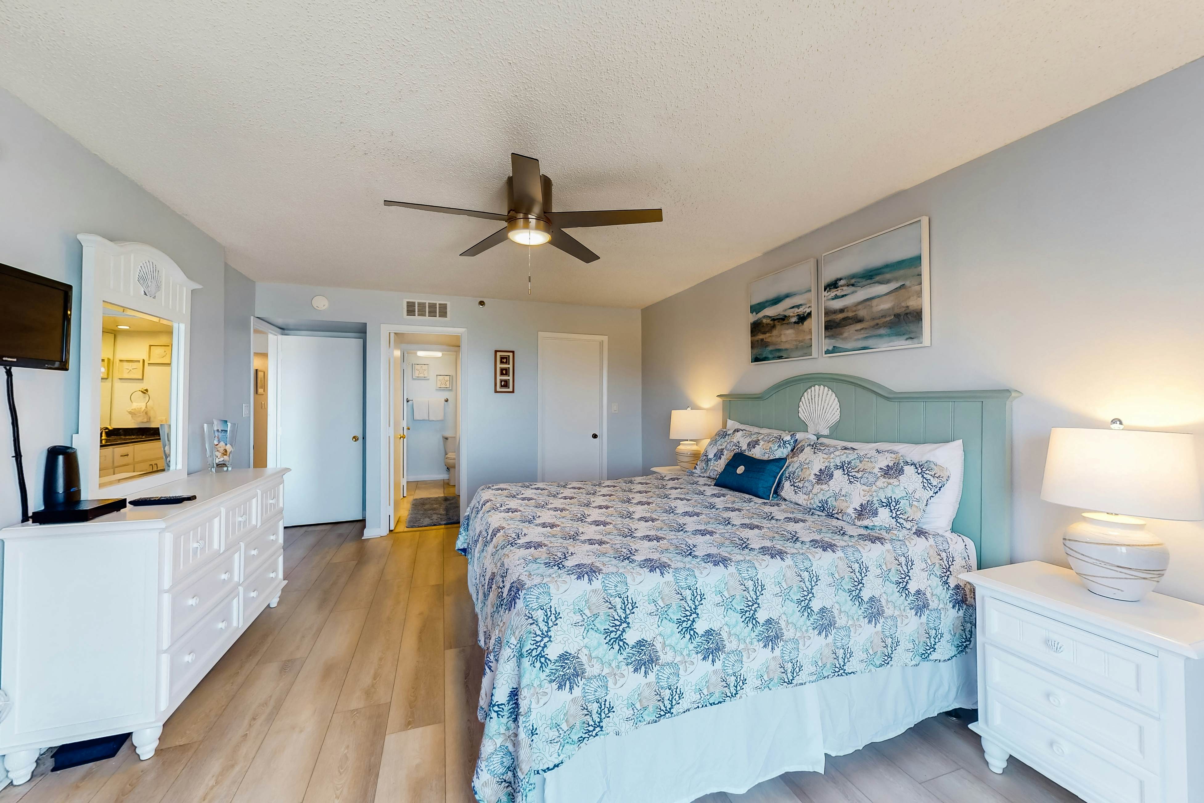 Comfortable condo with WiFi, washer/dryer, hot tub and pool - great gulf views