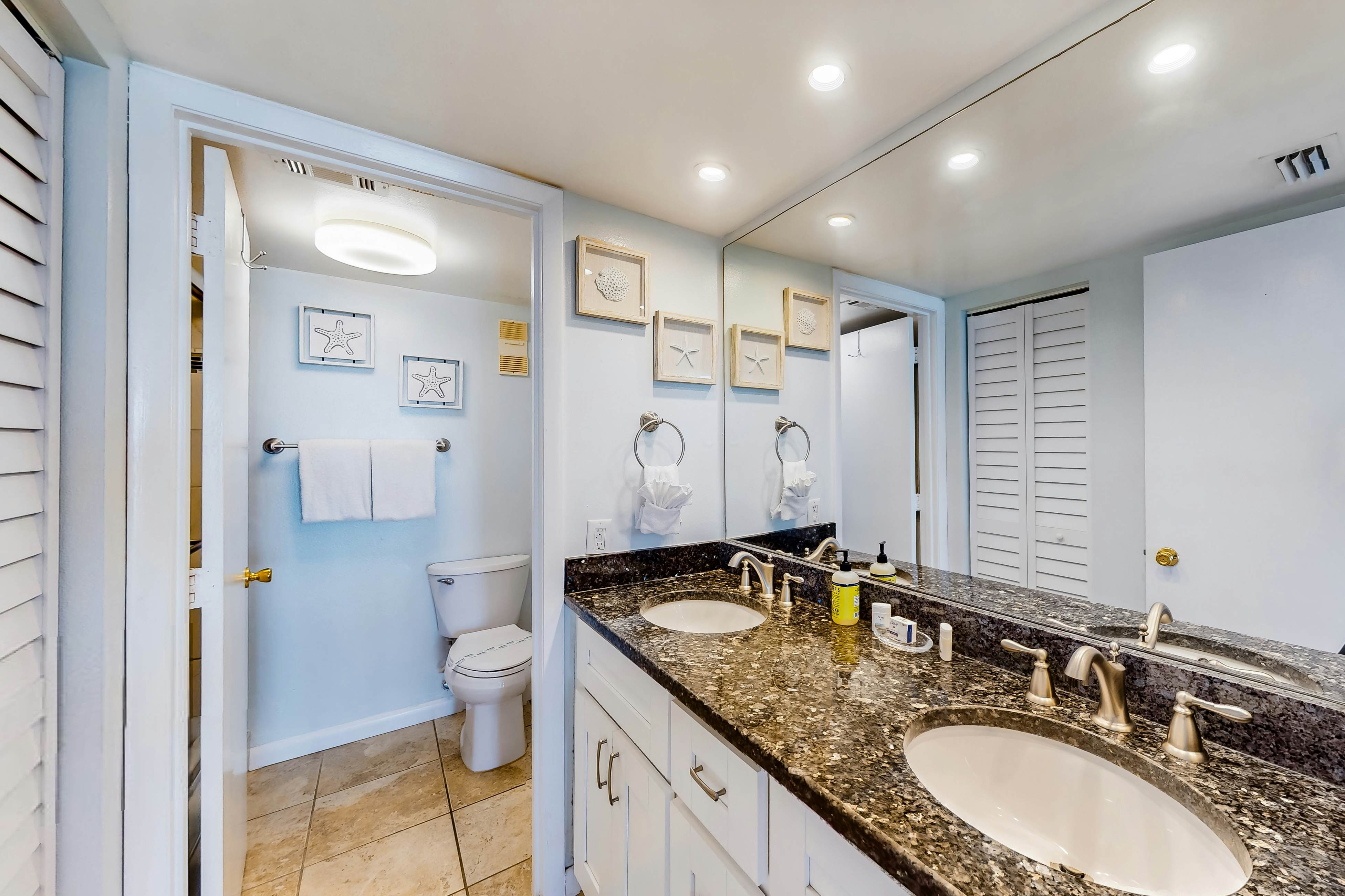 Comfortable condo with WiFi, washer/dryer, hot tub and pool - great gulf views