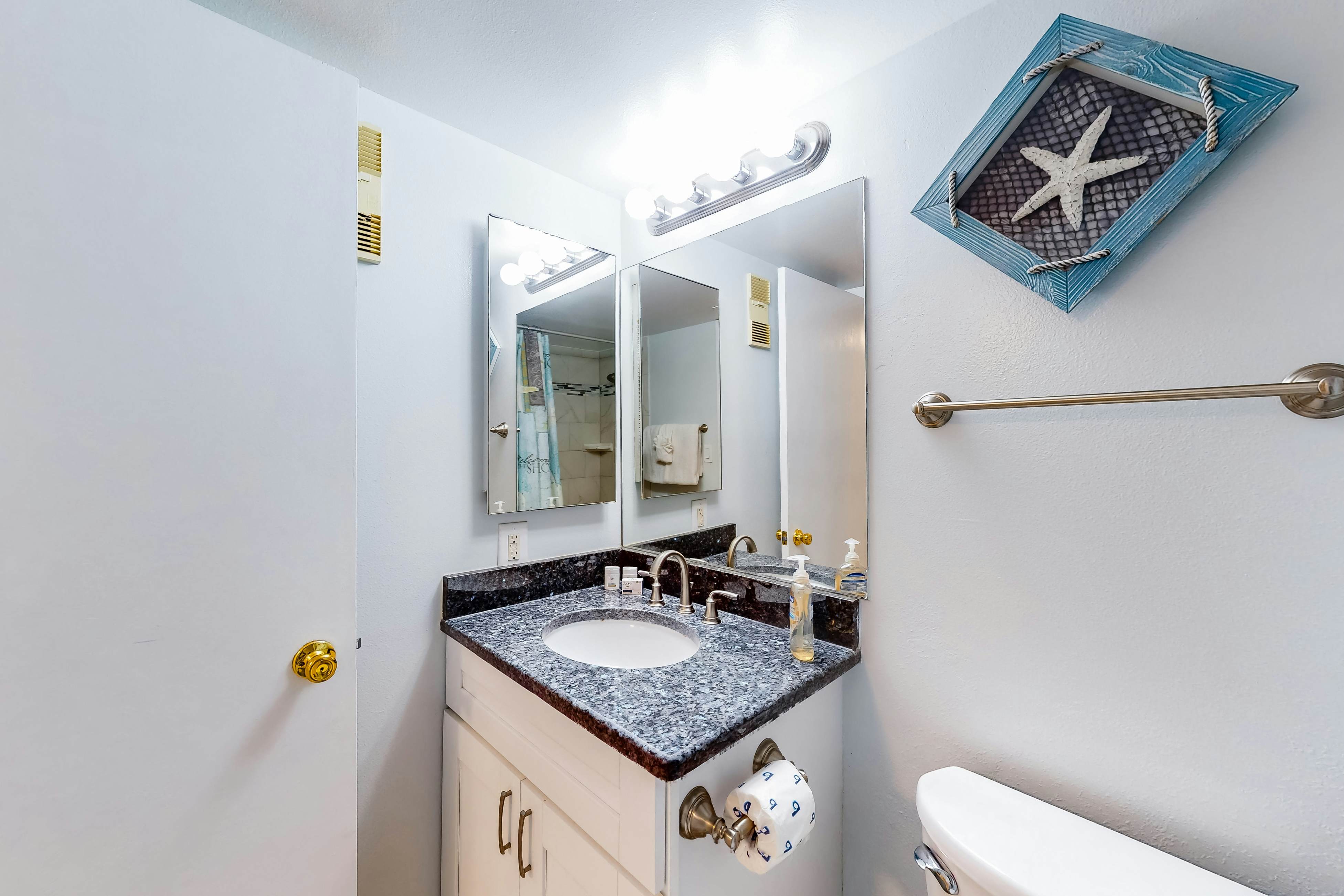 Comfortable condo with WiFi, washer/dryer, hot tub and pool - great gulf views