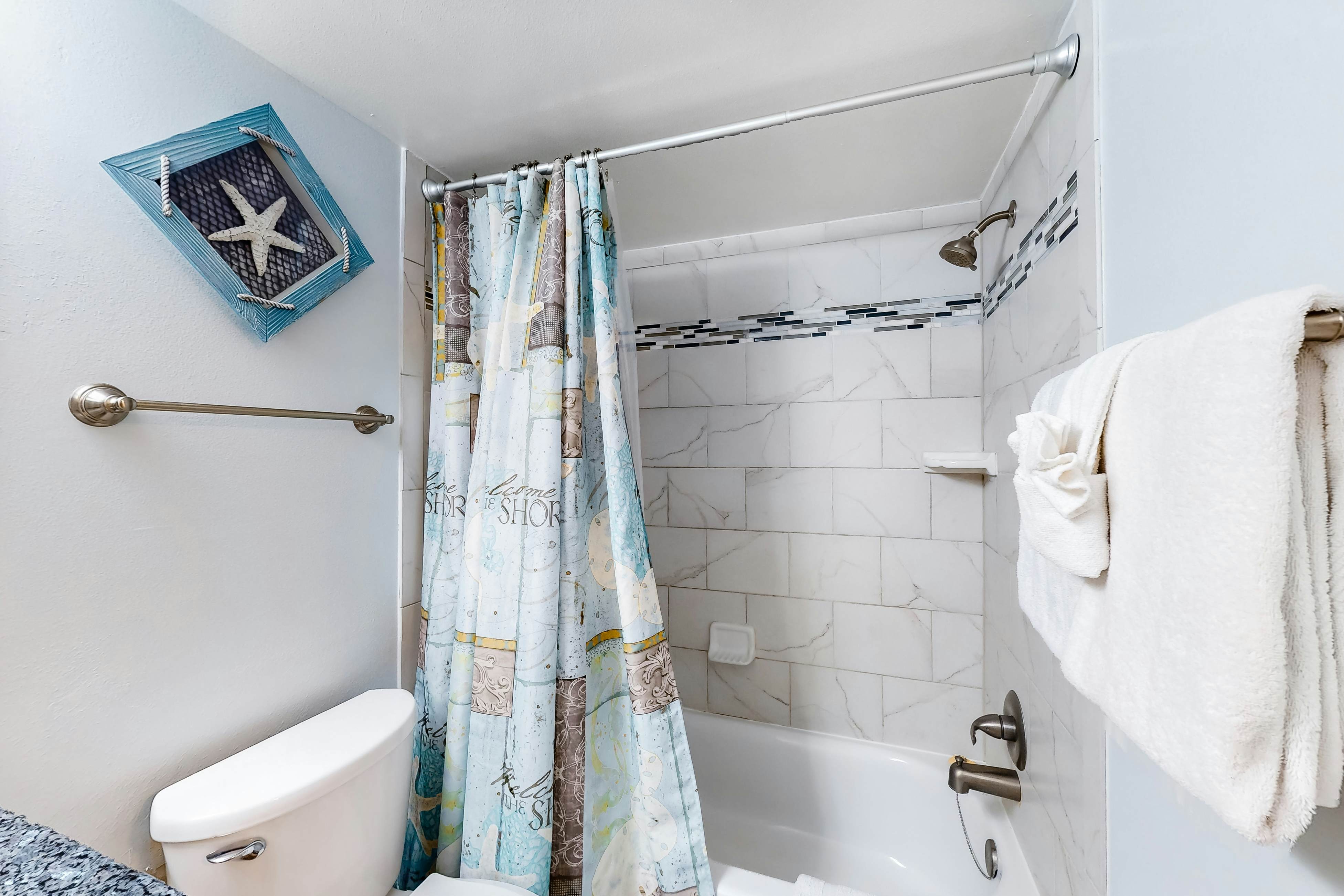 Comfortable condo with WiFi, washer/dryer, hot tub and pool - great gulf views