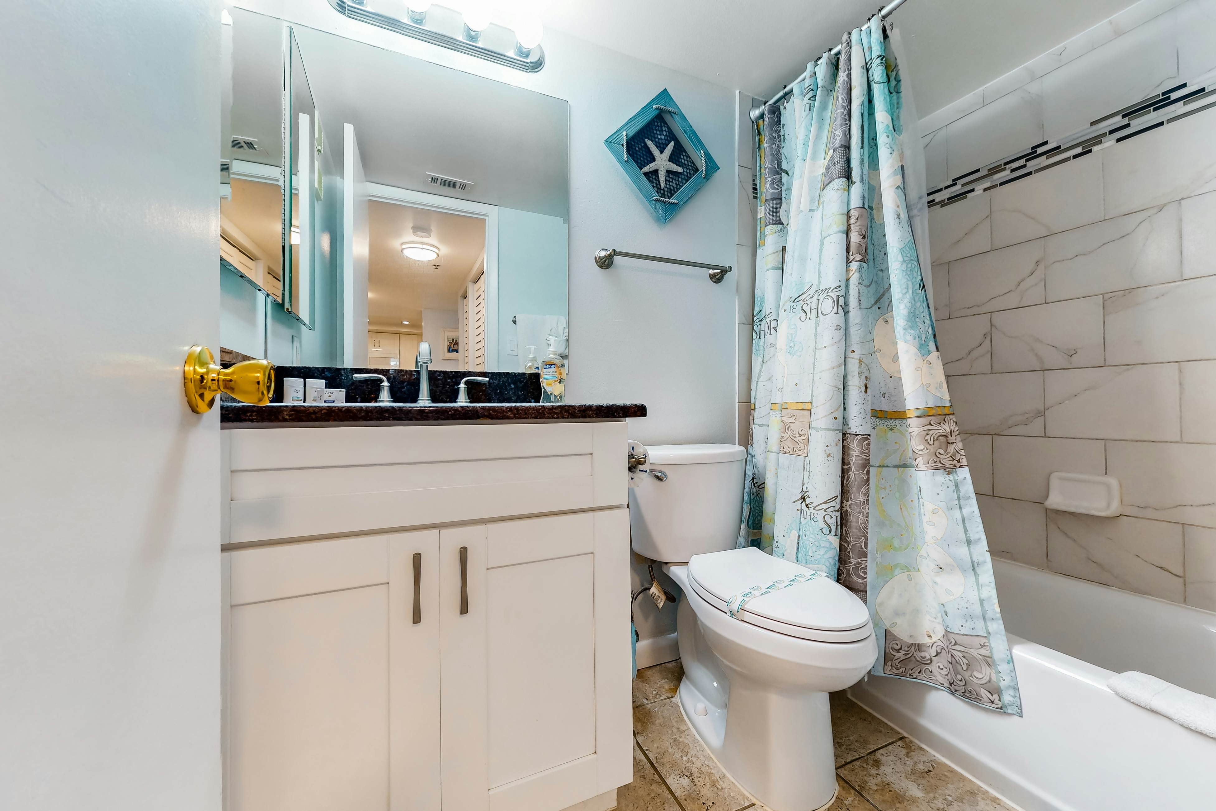 Comfortable condo with WiFi, washer/dryer, hot tub and pool - great gulf views