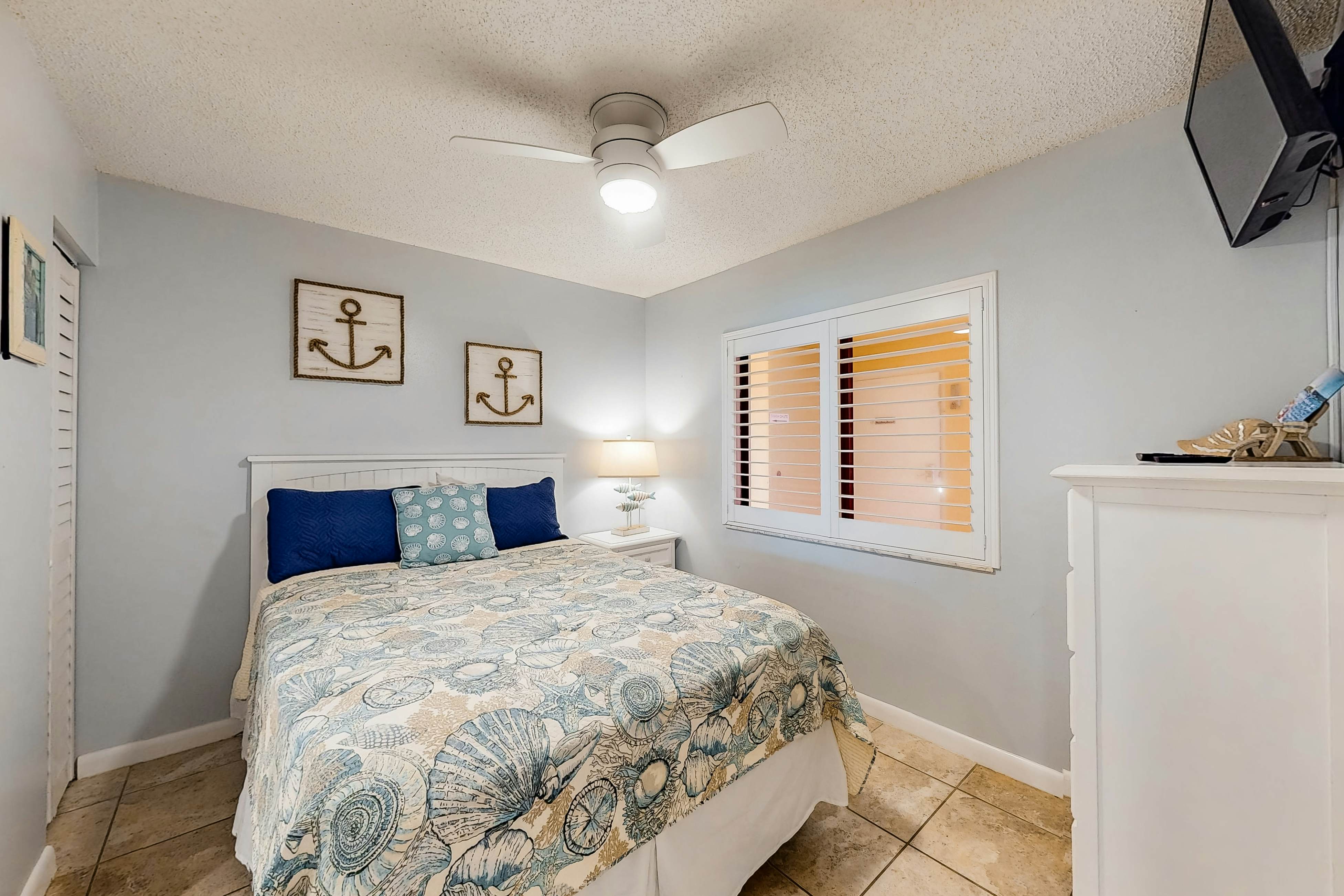 Comfortable condo with WiFi, washer/dryer, hot tub and pool - great gulf views