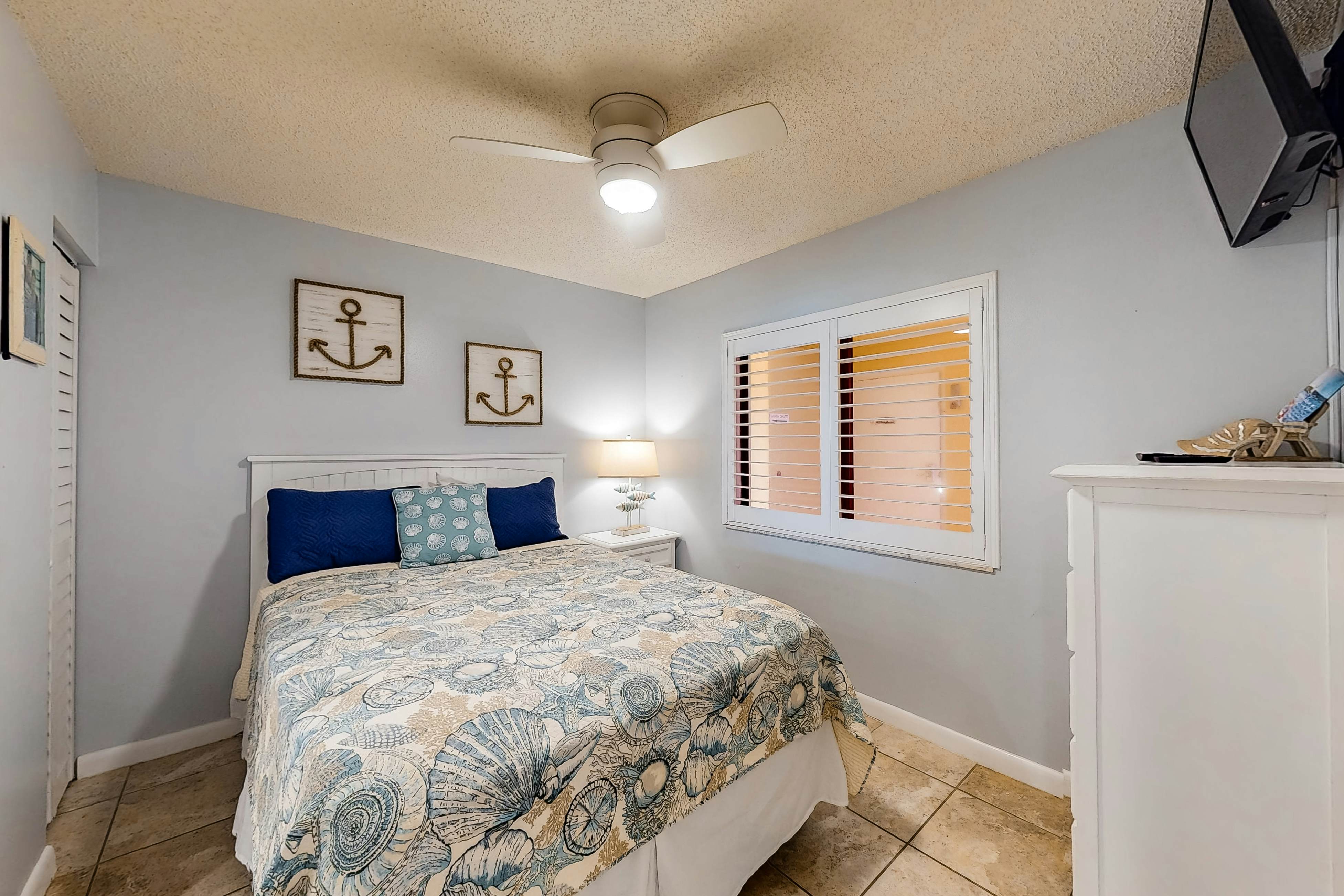 Comfortable condo with WiFi, washer/dryer, hot tub and pool - great gulf views