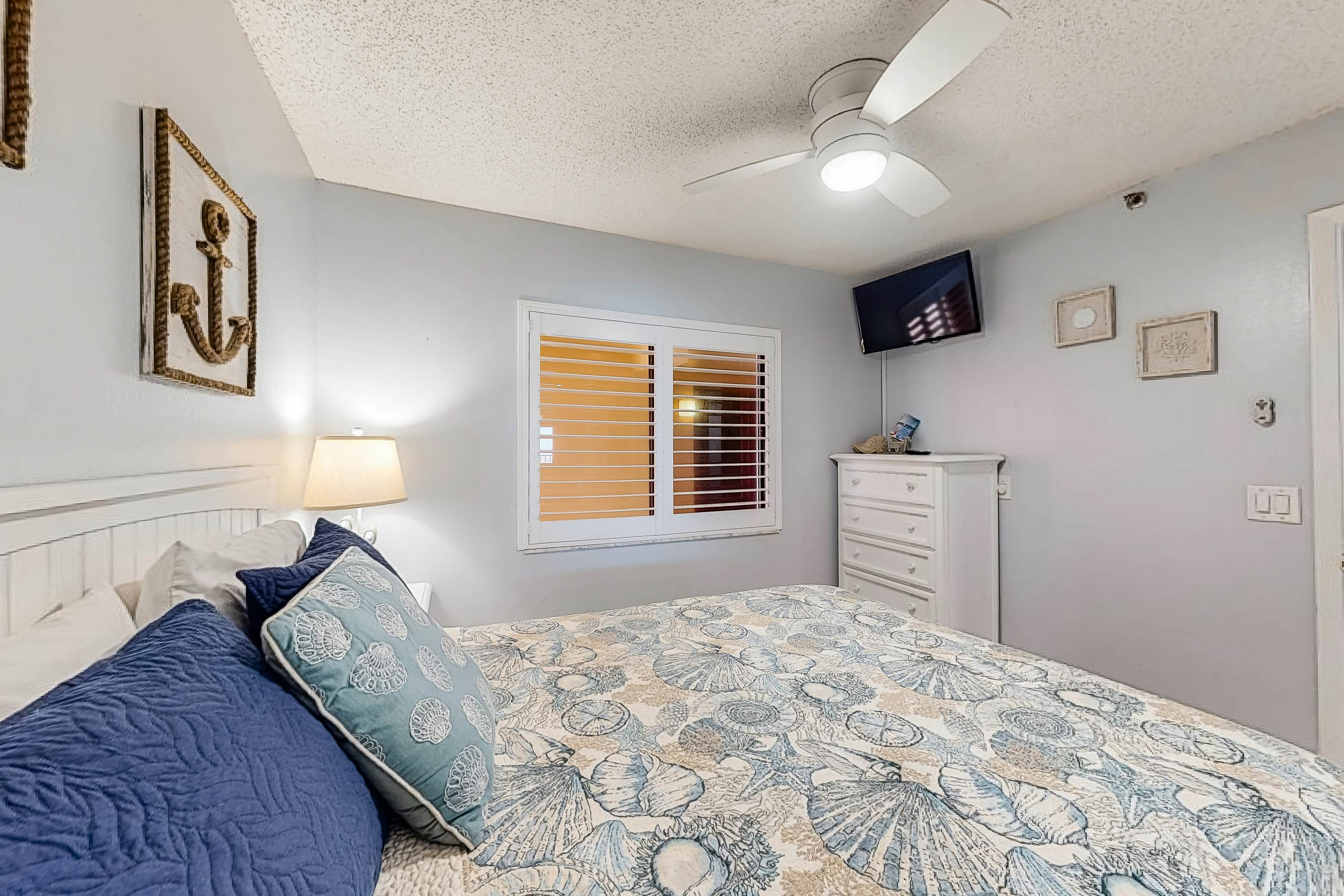 Comfortable condo with WiFi, washer/dryer, hot tub and pool - great gulf views