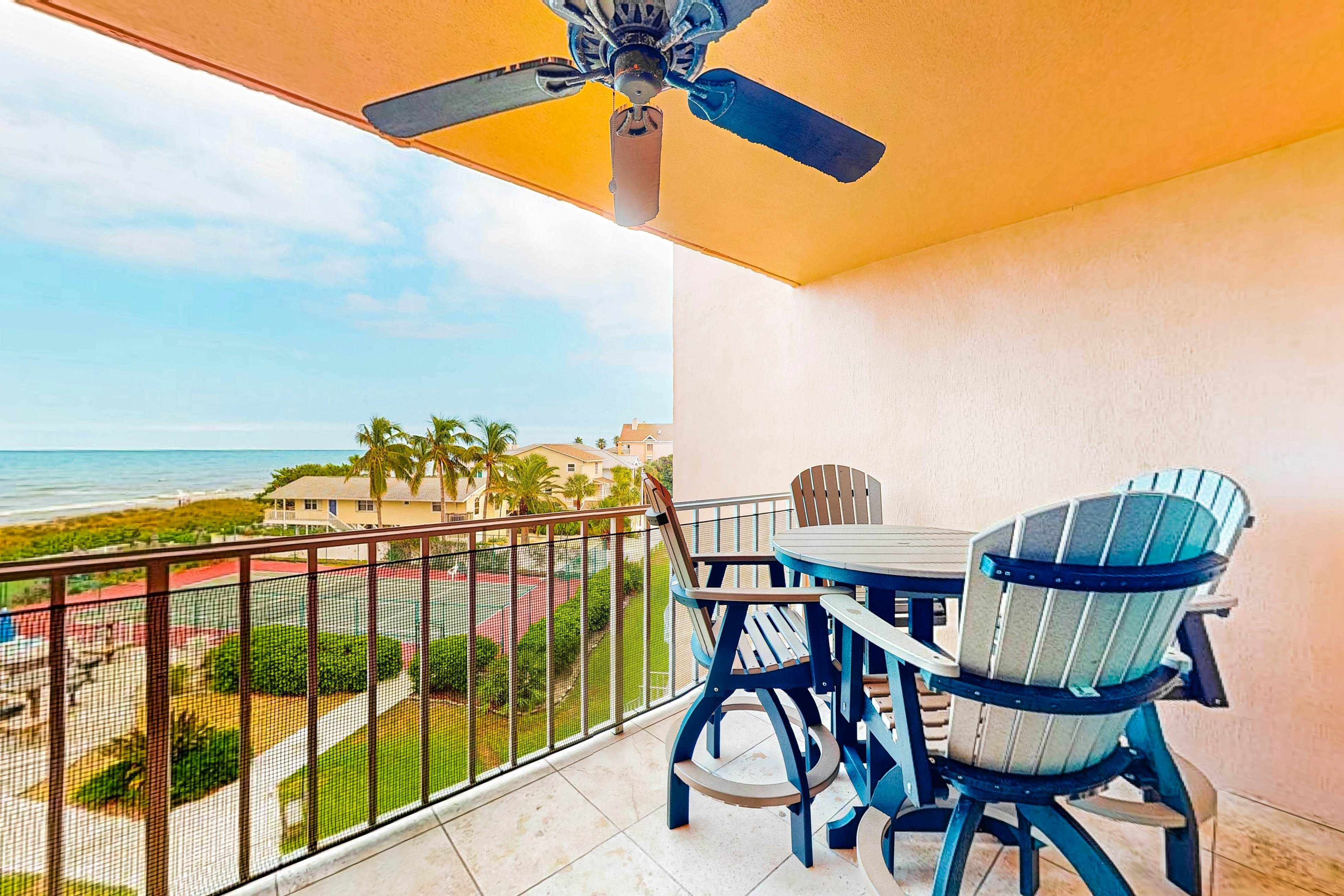 Comfortable condo with WiFi, washer/dryer, hot tub and pool - great gulf views