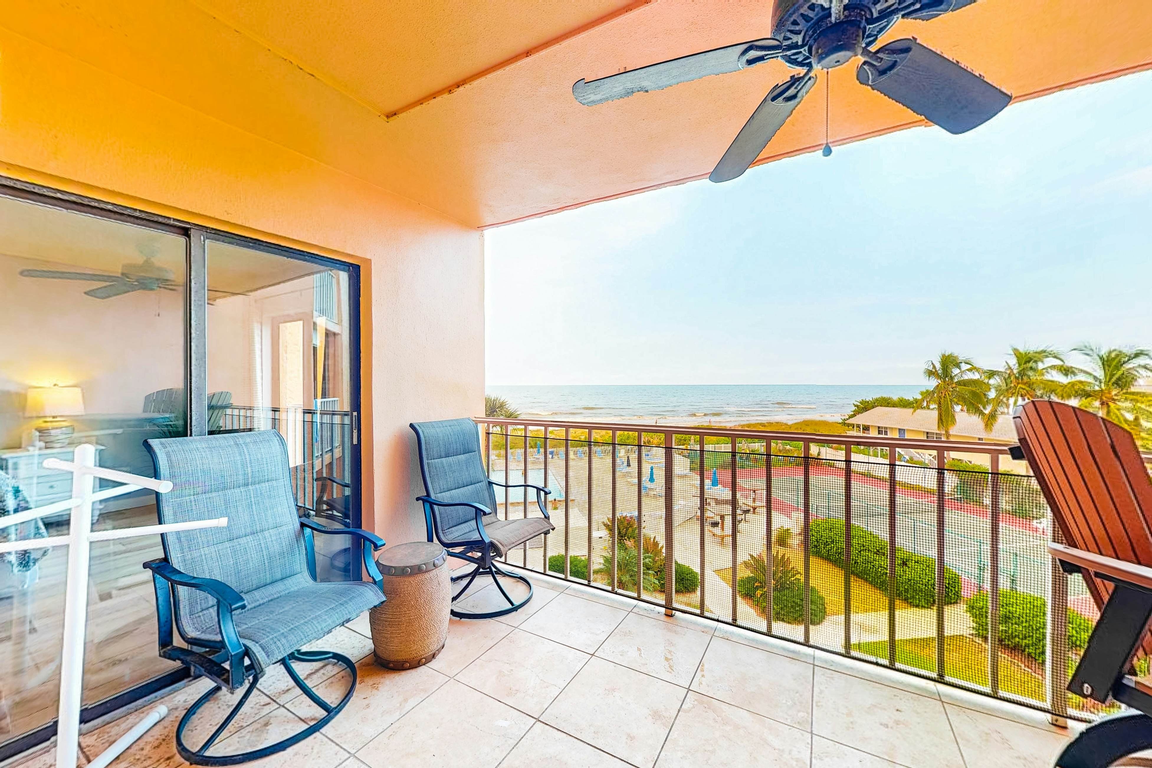 Comfortable condo with WiFi, washer/dryer, hot tub and pool - great gulf views