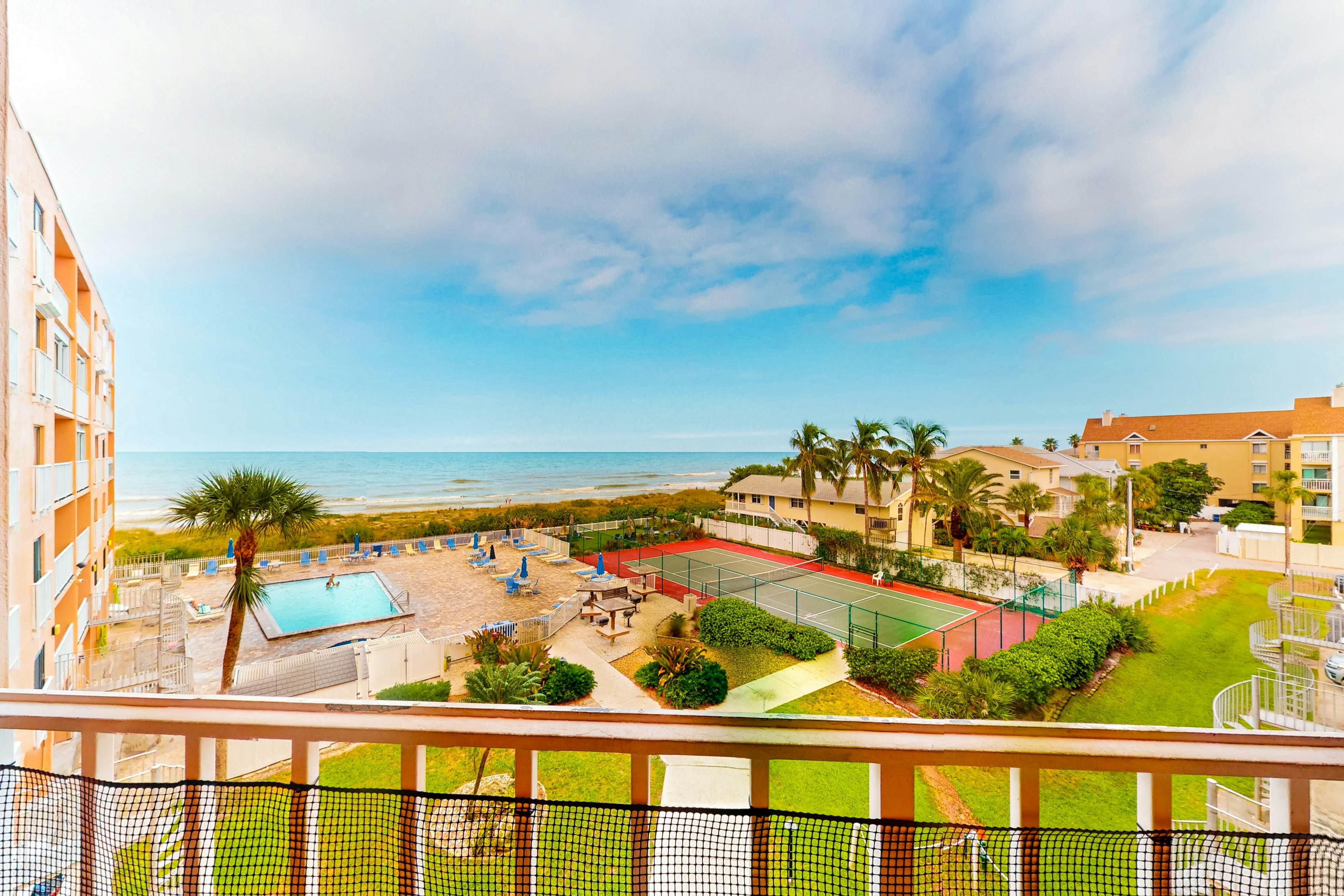 Comfortable condo with WiFi, washer/dryer, hot tub and pool - great gulf views