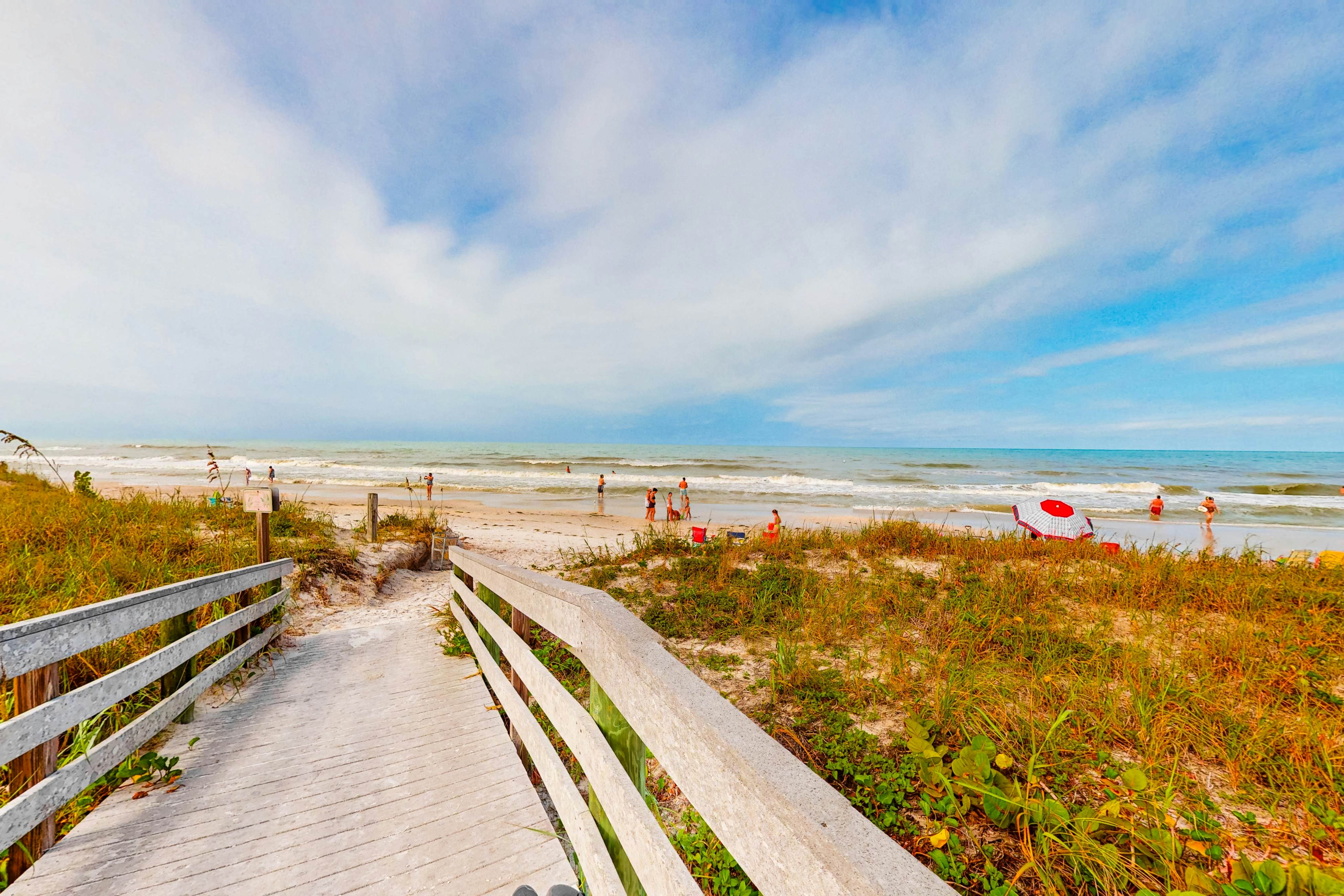 Comfortable condo with WiFi, washer/dryer, hot tub and pool - great gulf views