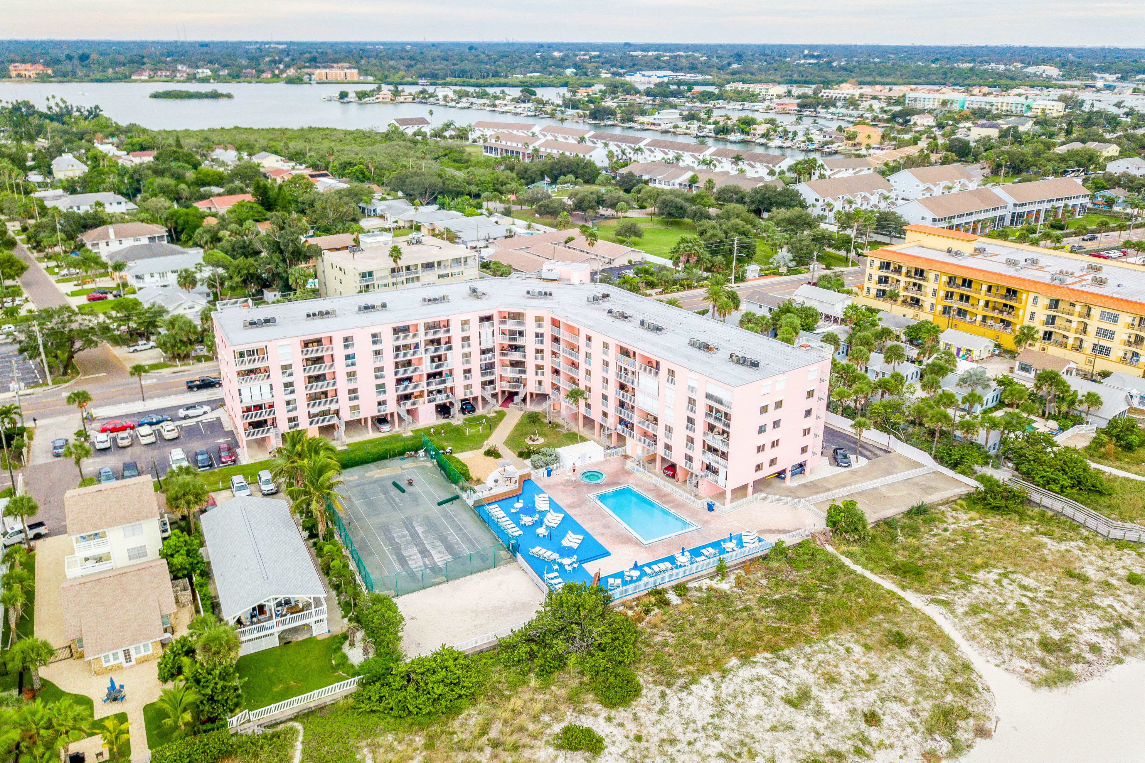 Comfortable condo with WiFi, washer/dryer, hot tub and pool - great gulf views