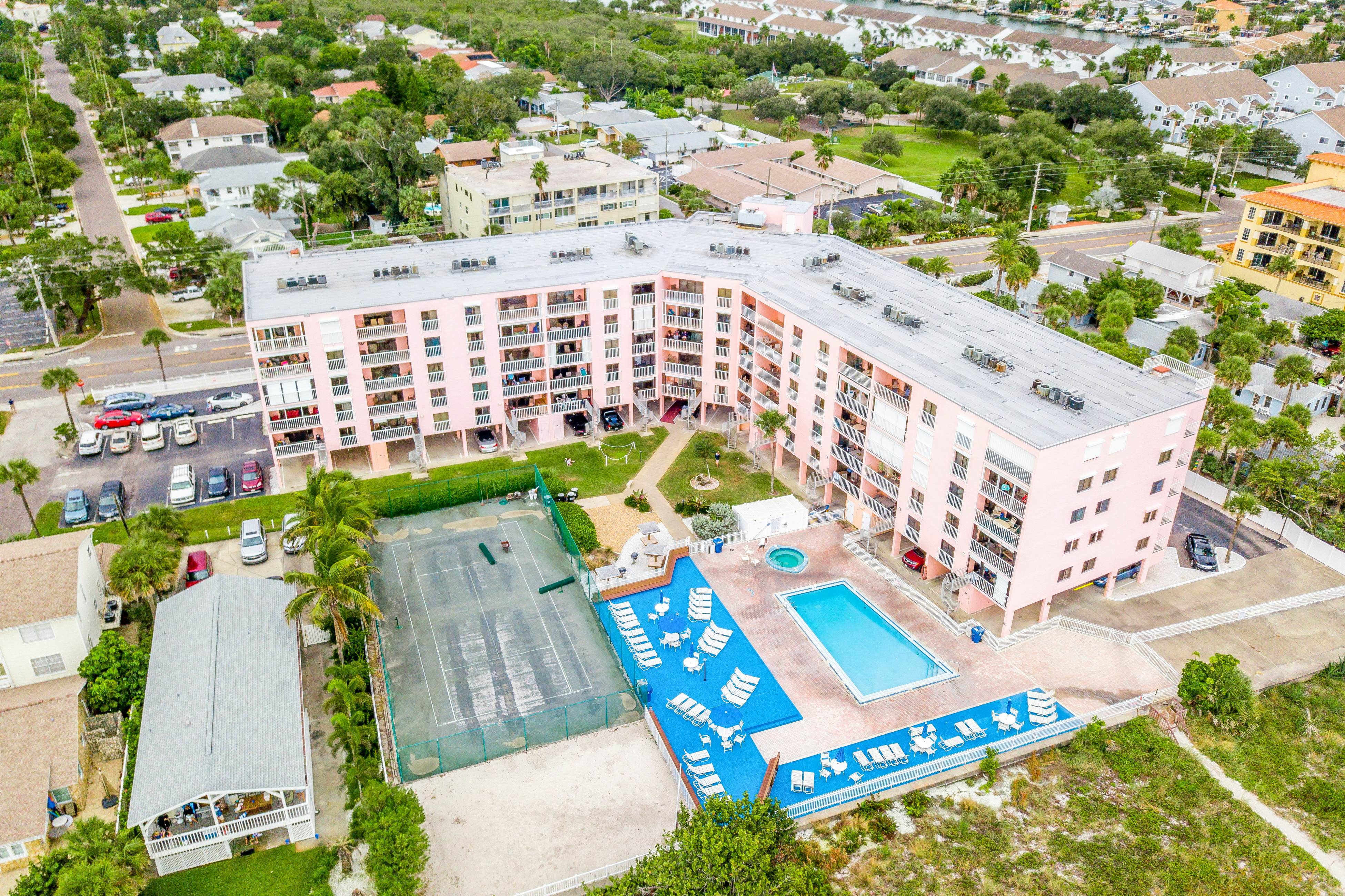 Comfortable condo with WiFi, washer/dryer, hot tub and pool - great gulf views