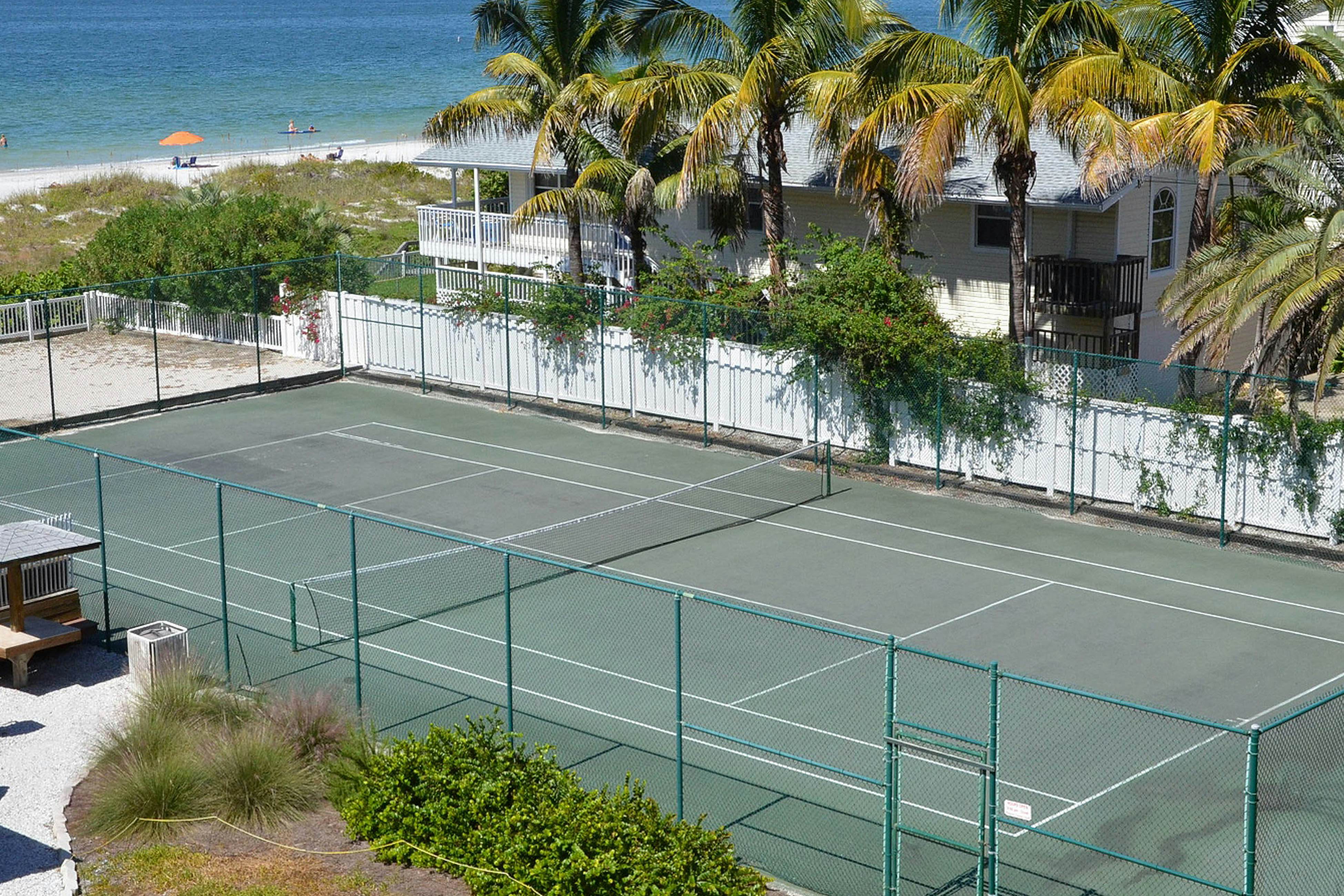 Comfortable condo with WiFi, washer/dryer, hot tub and pool - great gulf views