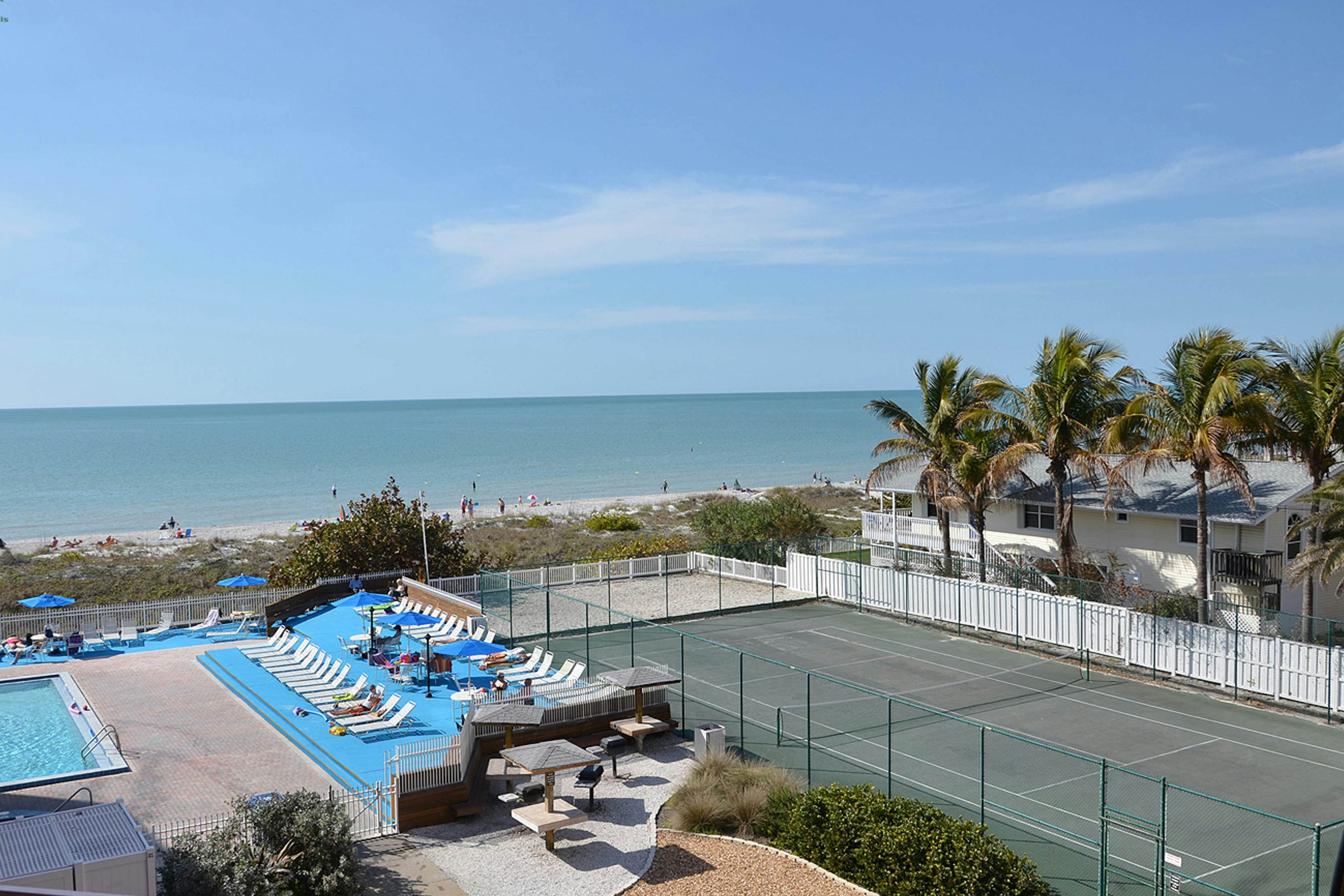 Comfortable condo with WiFi, washer/dryer, hot tub and pool - great gulf views