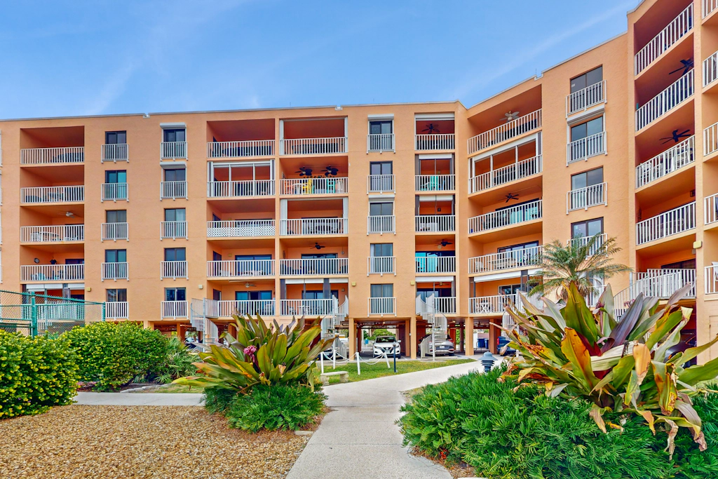 Bright and recently redone condo hot tub pool and tennis direct beach access