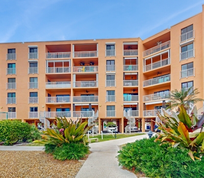 Bright and recently redone condo hot tub pool and tennis direct beach access