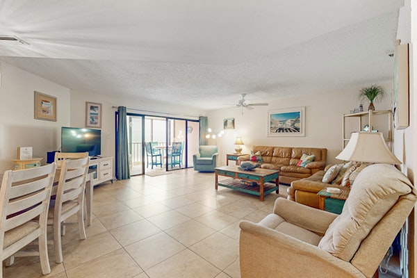 Bright and recently redone condo hot tub pool and tennis direct beach access