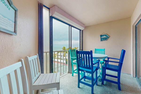 Bright and recently redone condo hot tub pool and tennis direct beach access