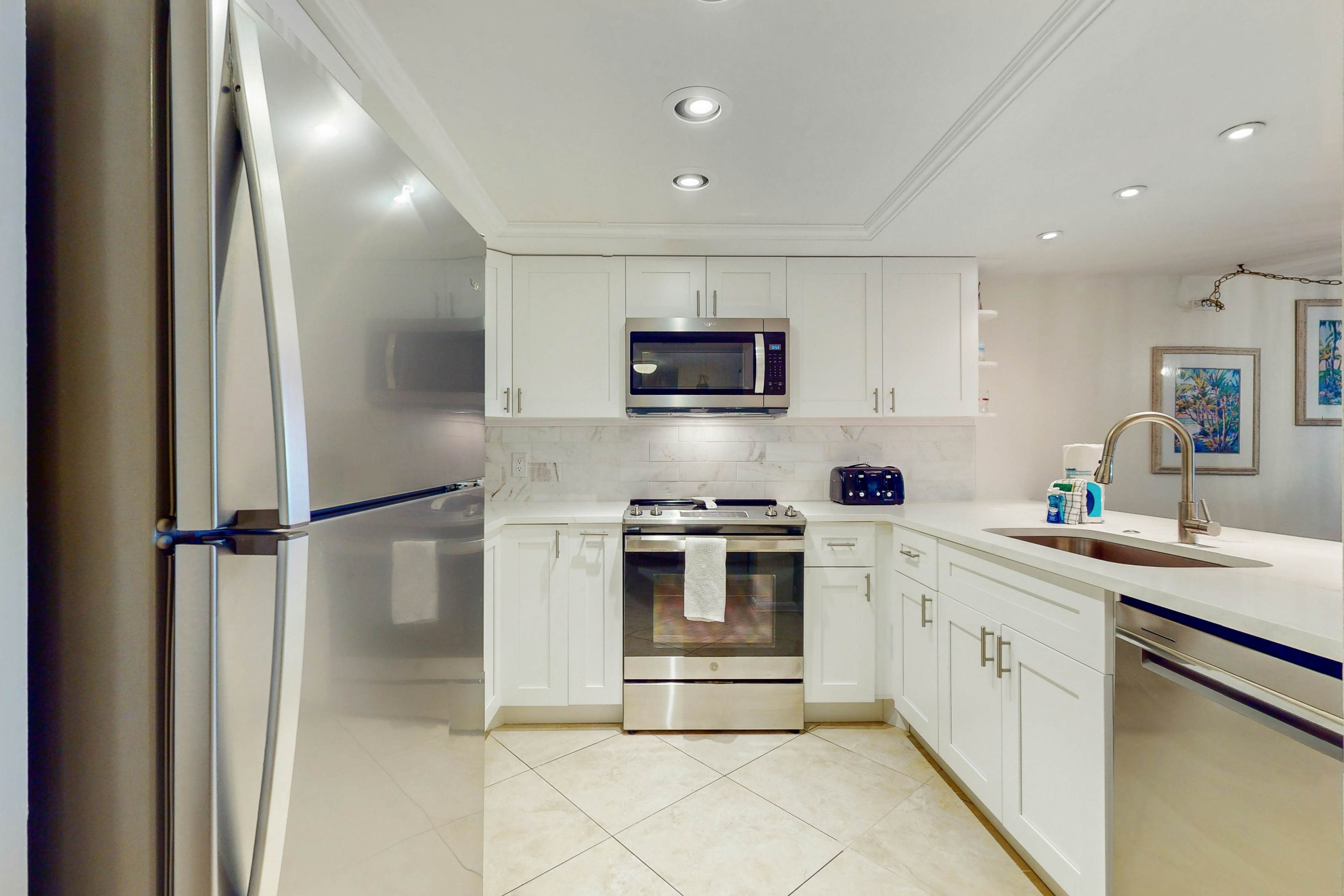 Bright & recently redone condo - hot tub, pool, & tennis, direct beach access