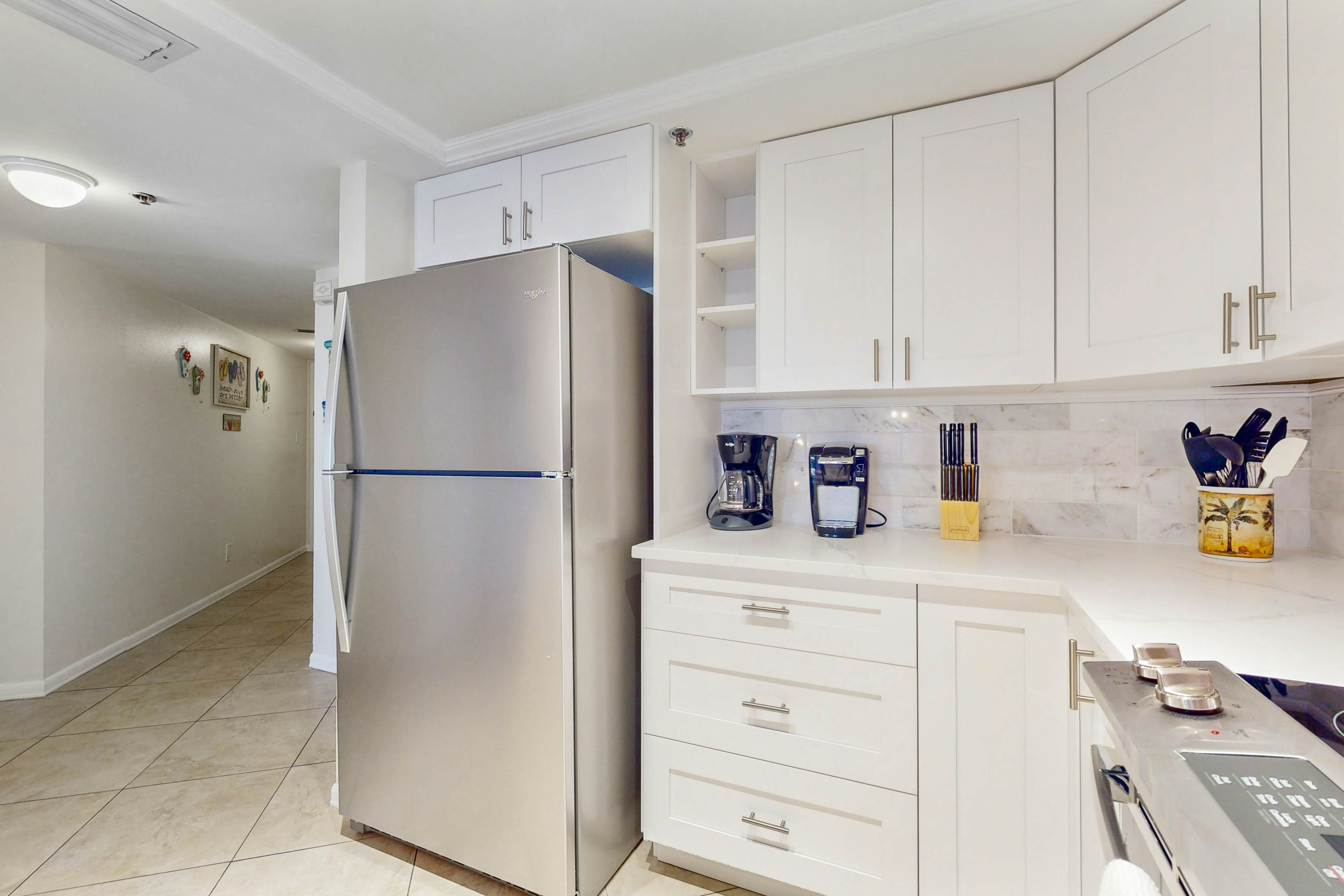 Bright & recently redone condo - hot tub, pool, & tennis, direct beach access