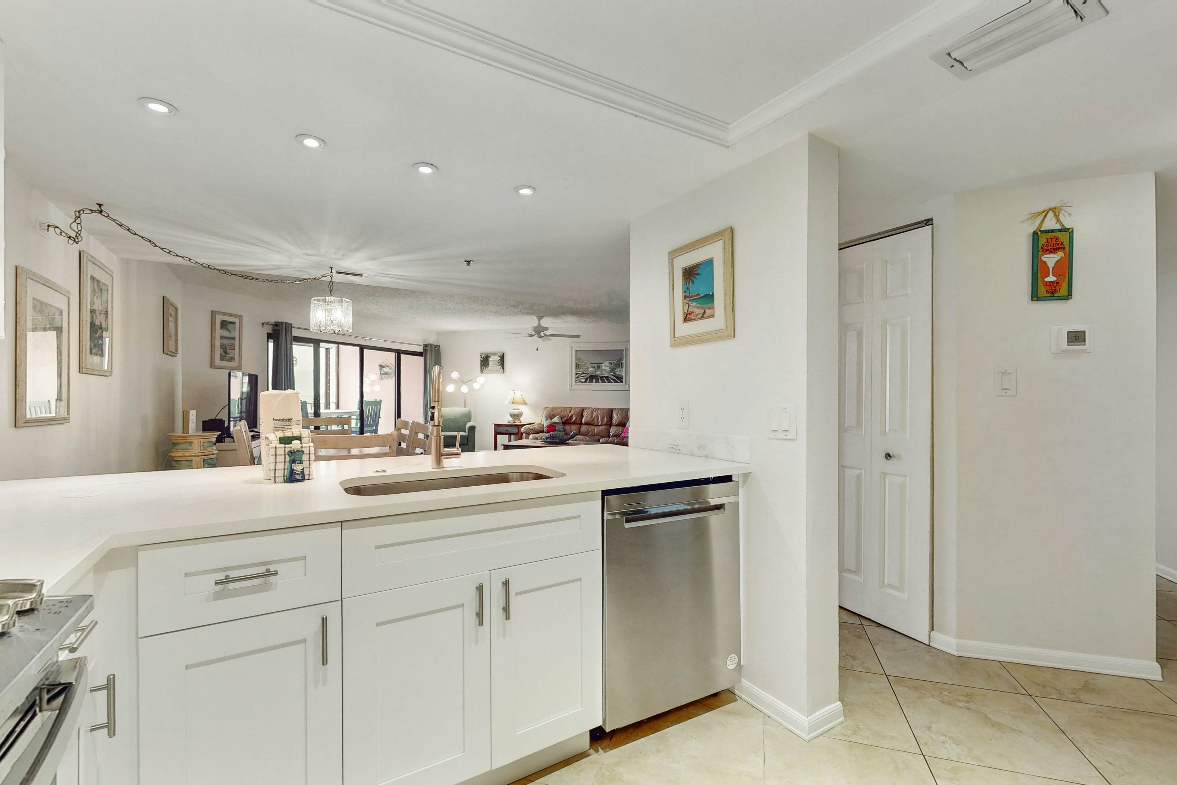 Bright & recently redone condo - hot tub, pool, & tennis, direct beach access