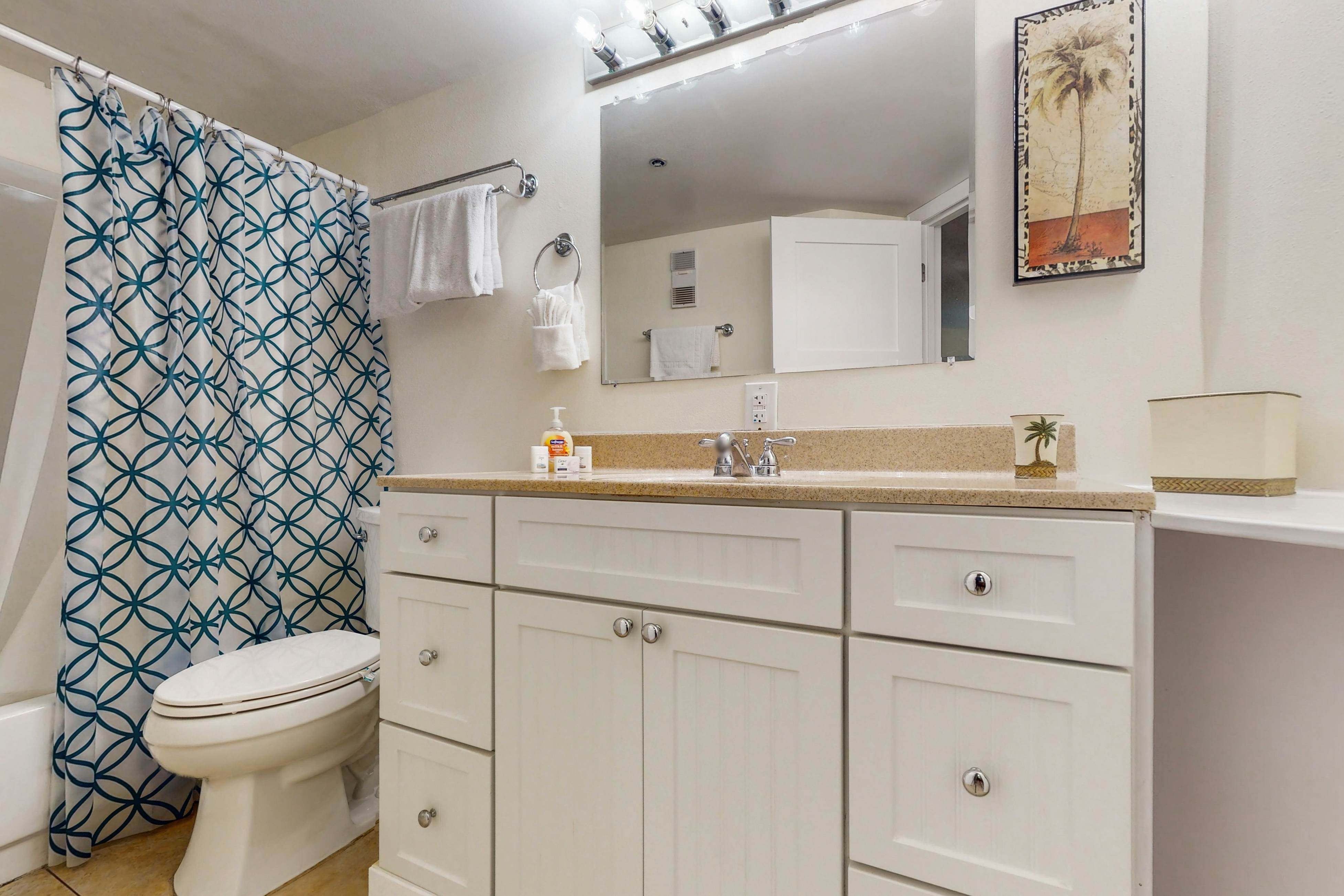 Bright & recently redone condo - hot tub, pool, & tennis, direct beach access