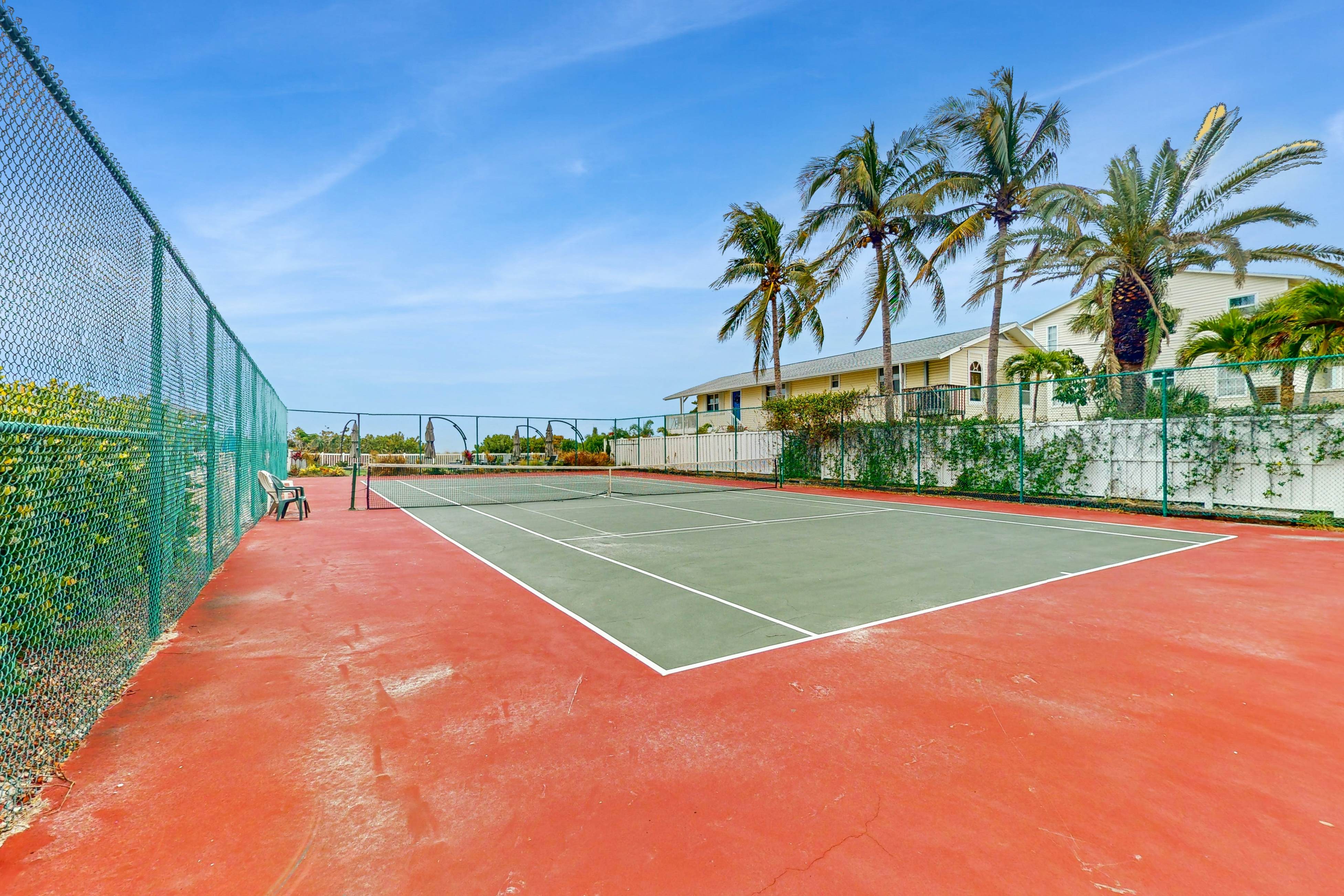 Bright & recently redone condo - hot tub, pool, & tennis, direct beach access