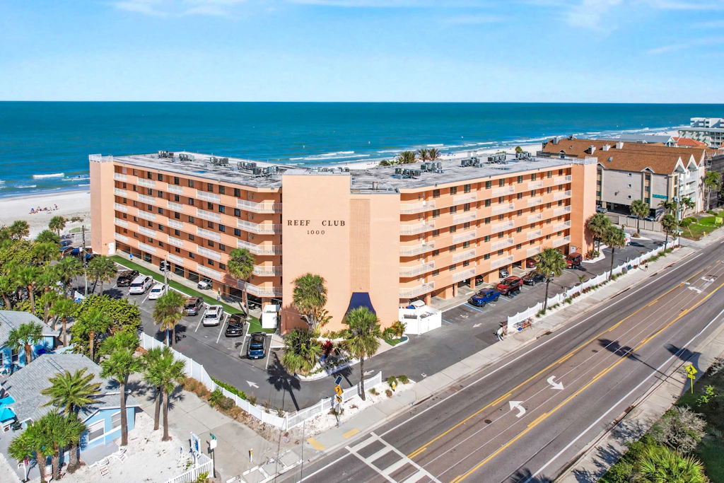 Bright and recently redone condo hot tub pool and tennis direct beach access