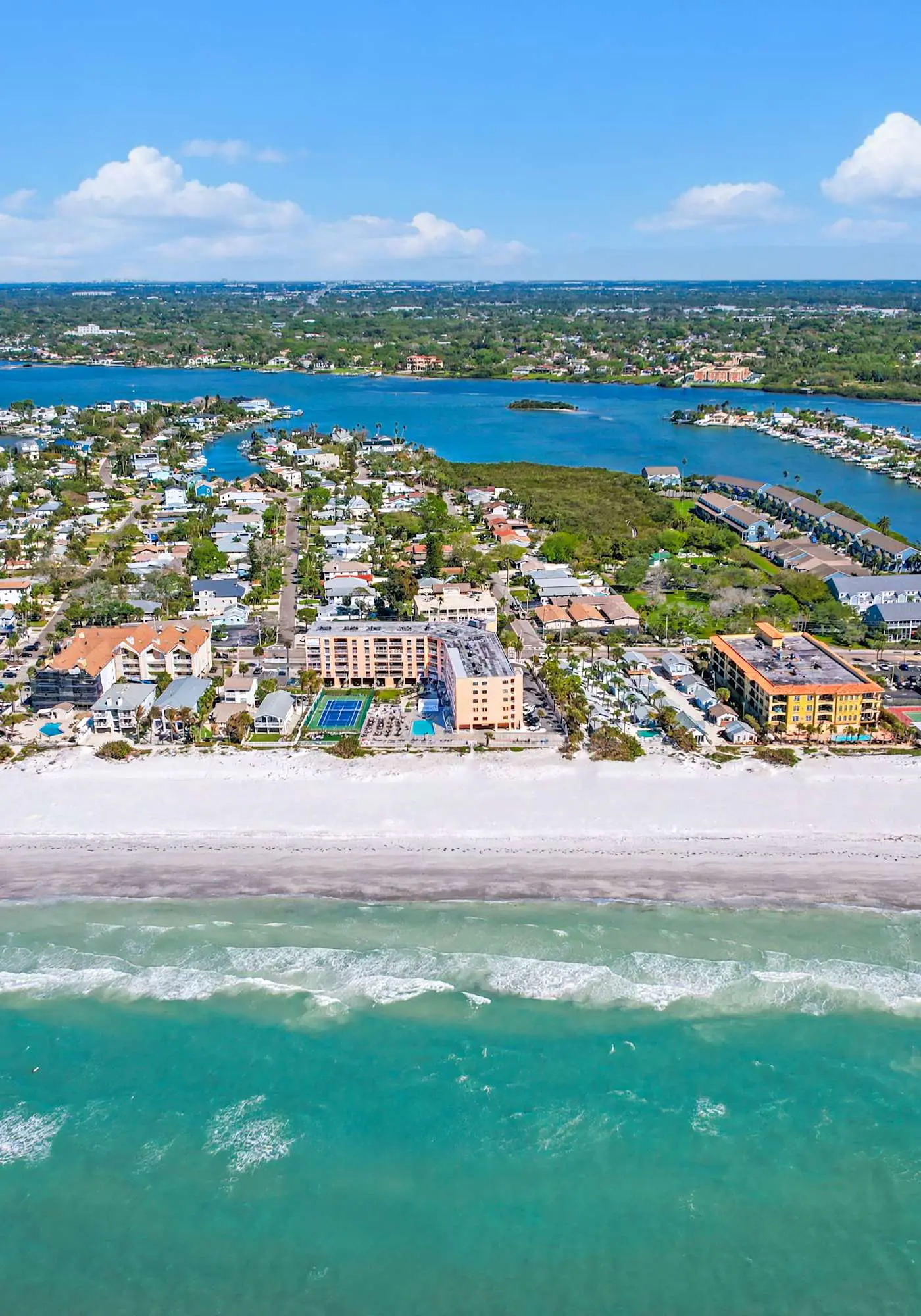 Bright and recently redone condo hot tub pool and tennis direct beach access