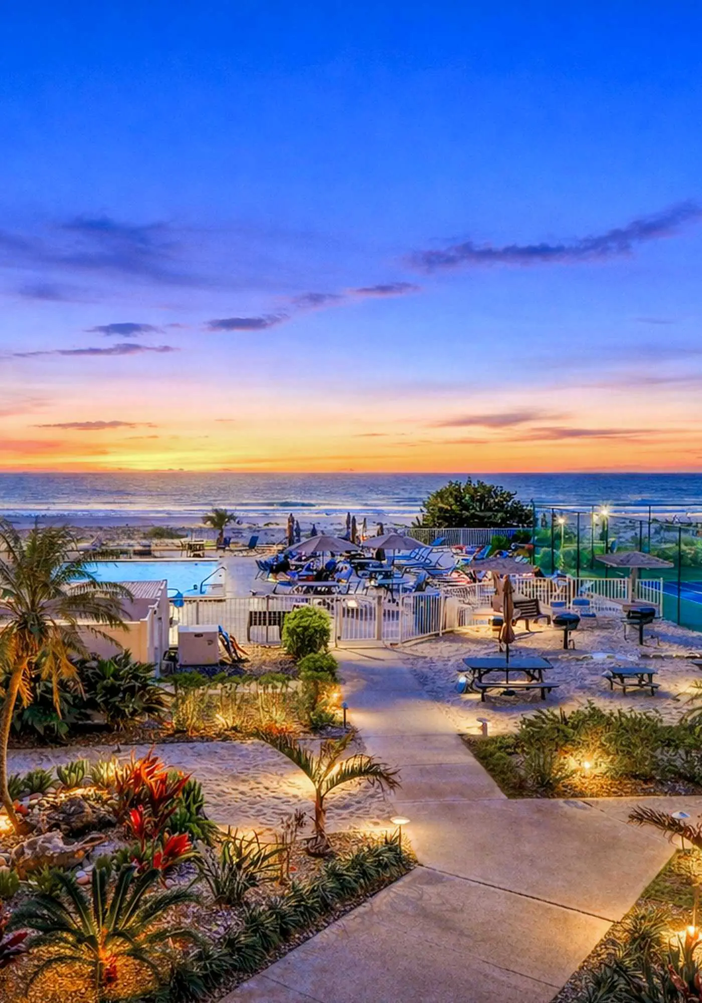 Bright and recently redone condo hot tub pool and tennis direct beach access