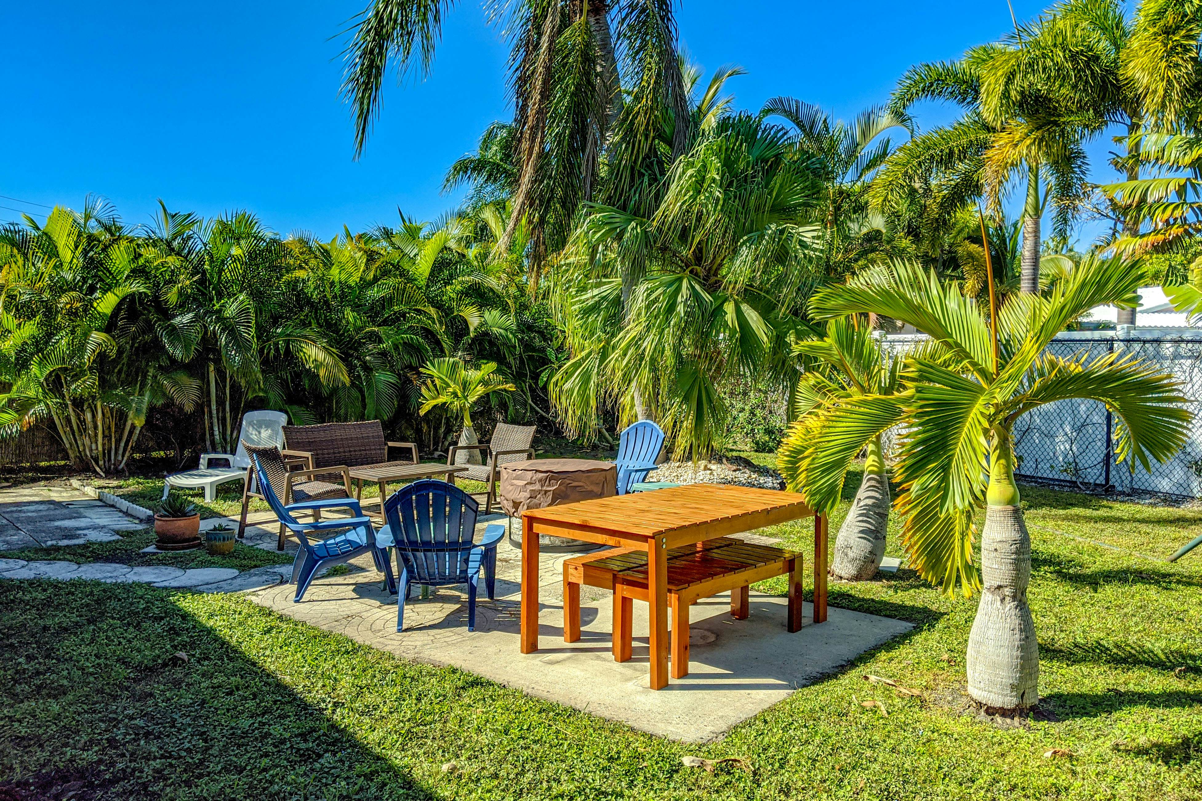 Charming home w/ private washer/dryer, WiFi, and central AC - walk to the beach