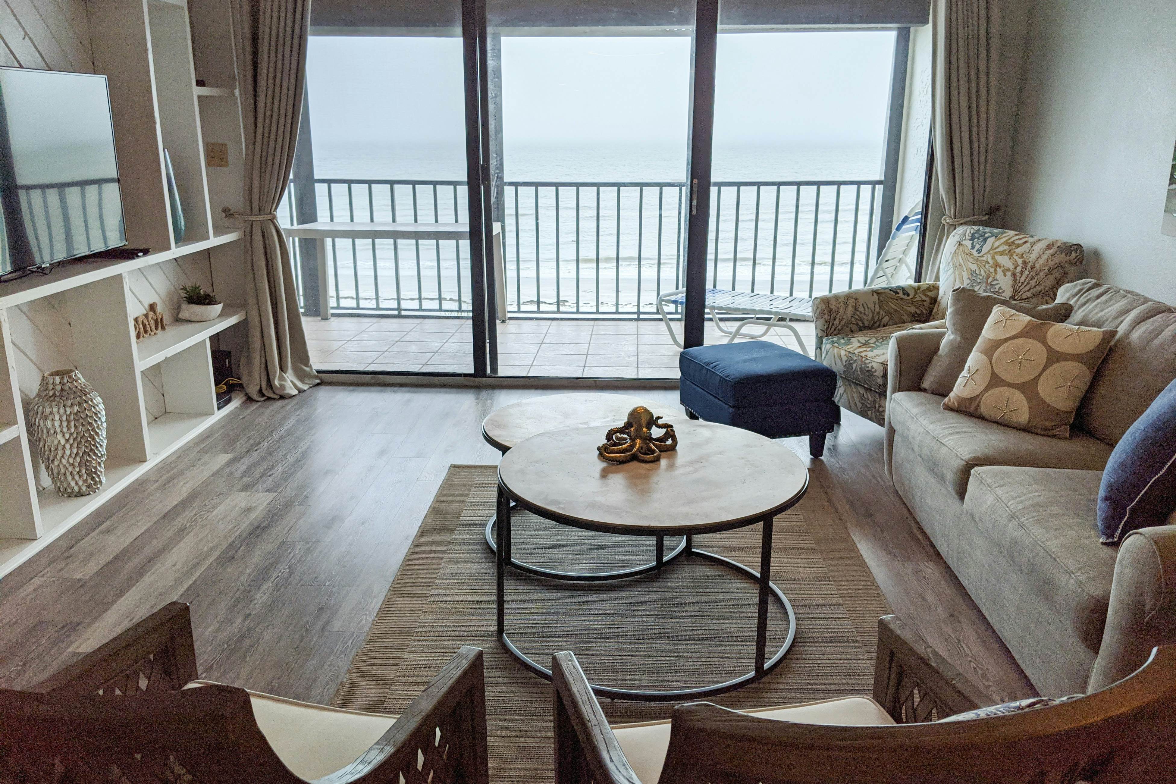 Beachside Haven w/Private Balcony/Free WiFi/Washer/Dryer/Shared Pool/Central AC