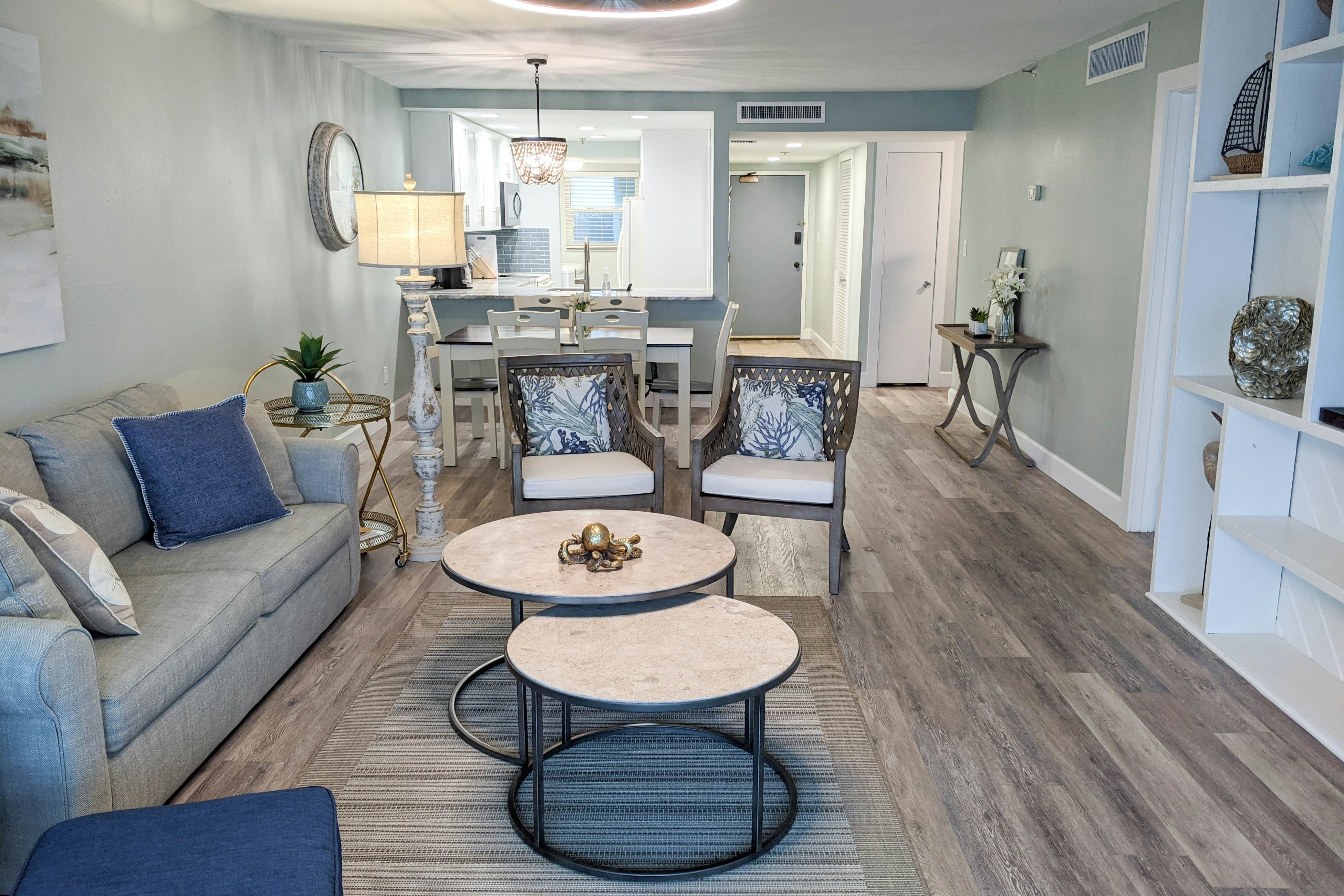 Beachside Haven w/Private Balcony/Free WiFi/Washer/Dryer/Shared Pool/Central AC