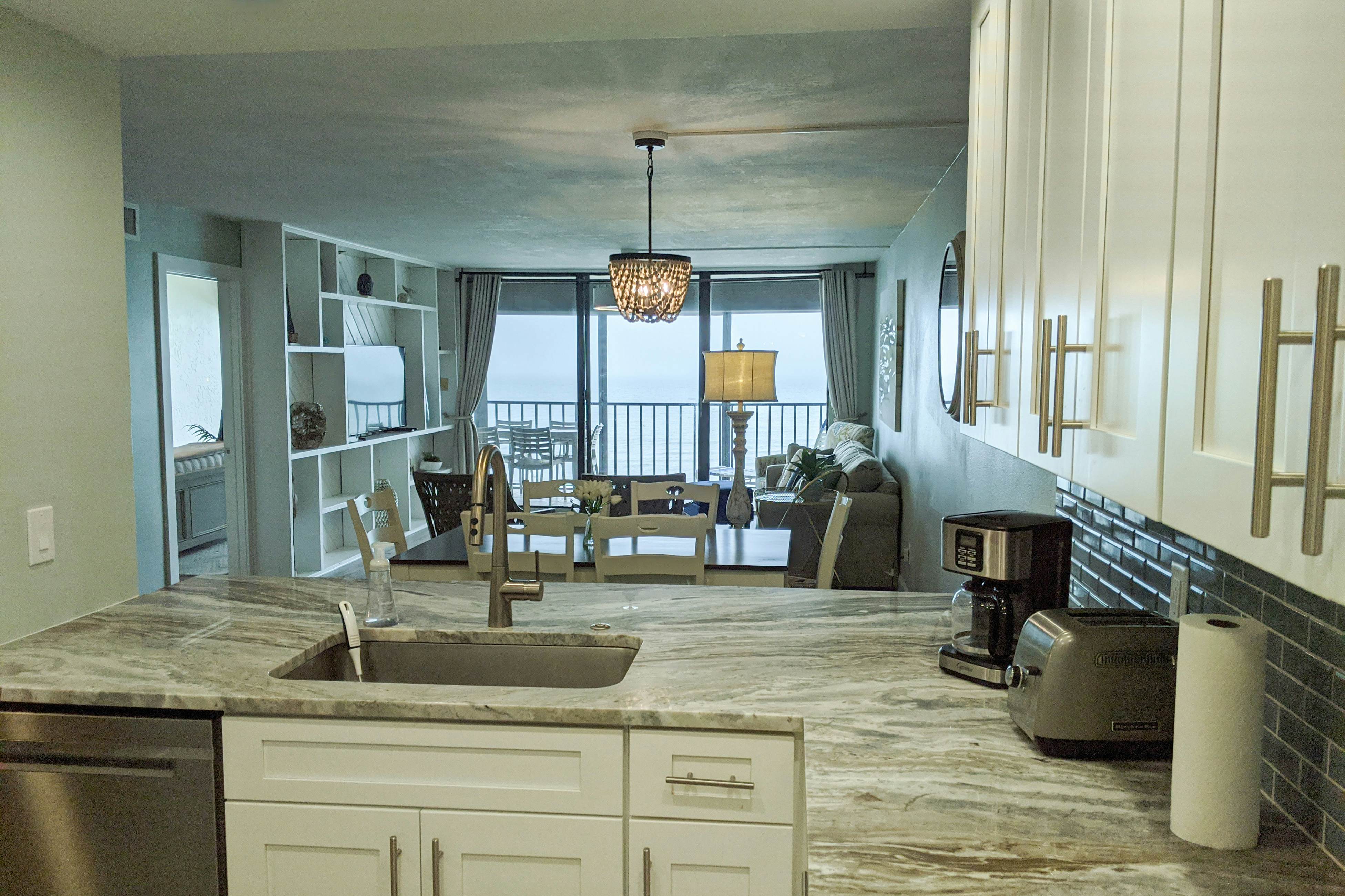 Beachside Haven w/Private Balcony/Free WiFi/Washer/Dryer/Shared Pool/Central AC