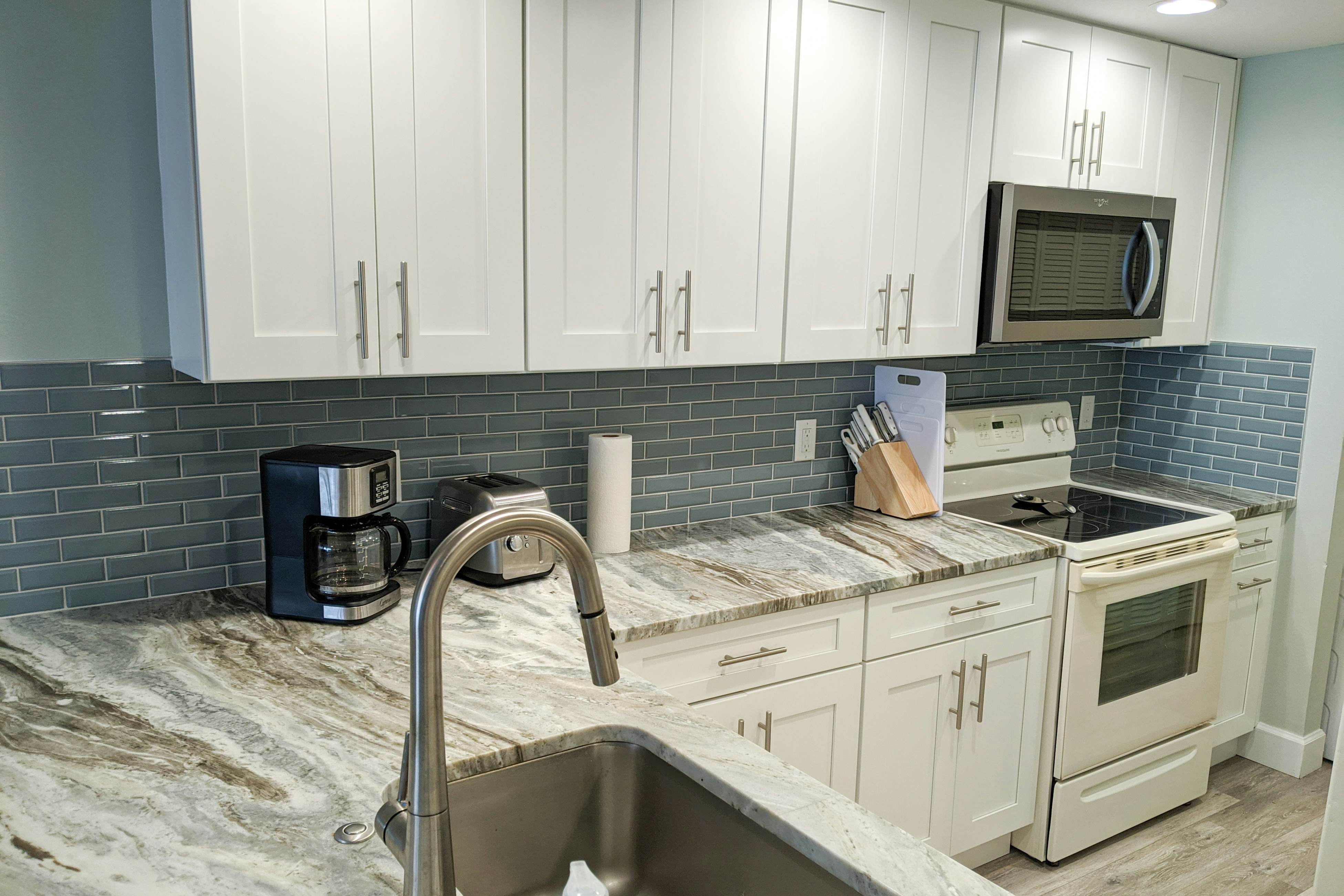 Beachside Haven w/Private Balcony/Free WiFi/Washer/Dryer/Shared Pool/Central AC