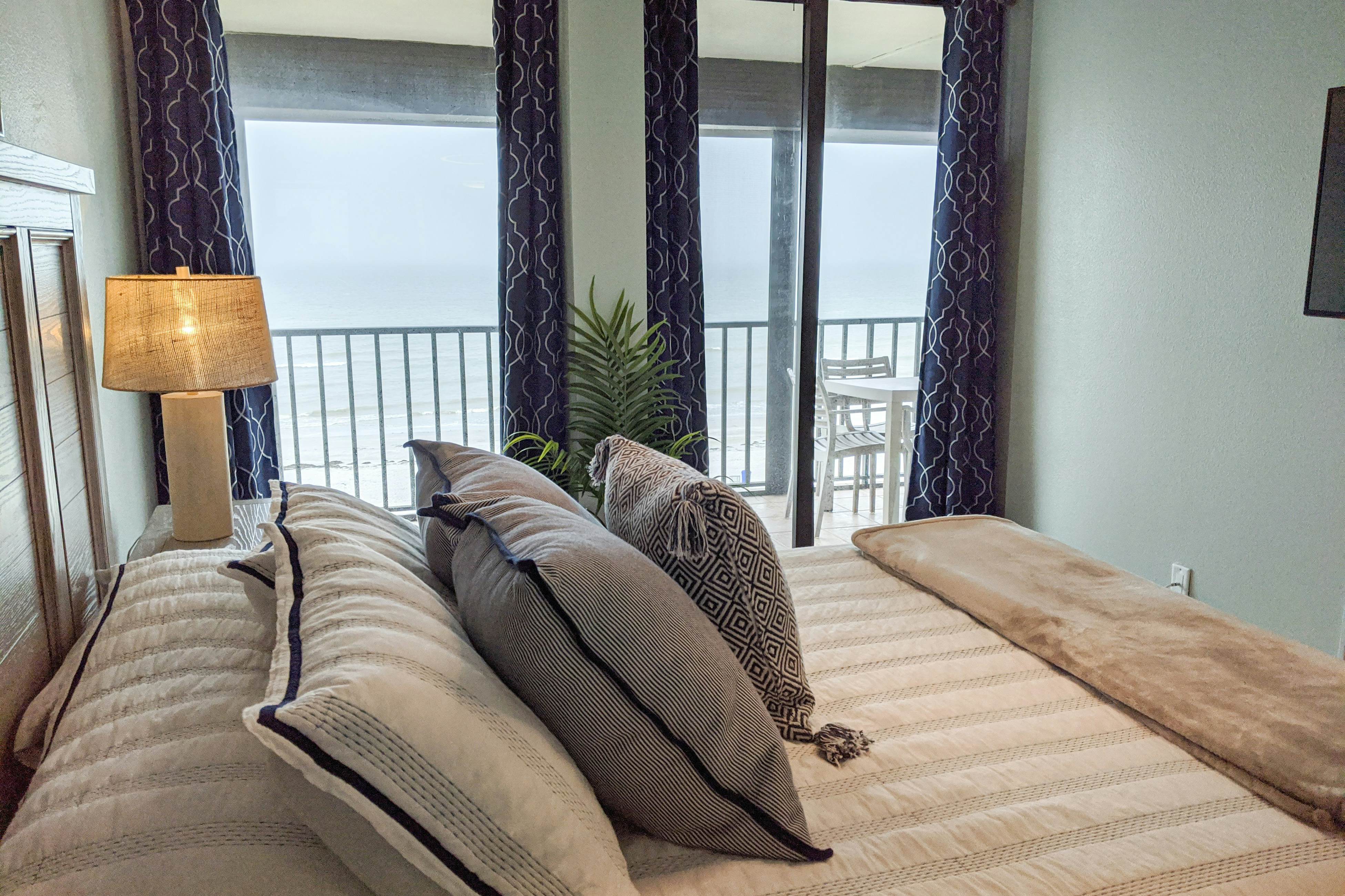 Beachside Haven w/Private Balcony/Free WiFi/Washer/Dryer/Shared Pool/Central AC