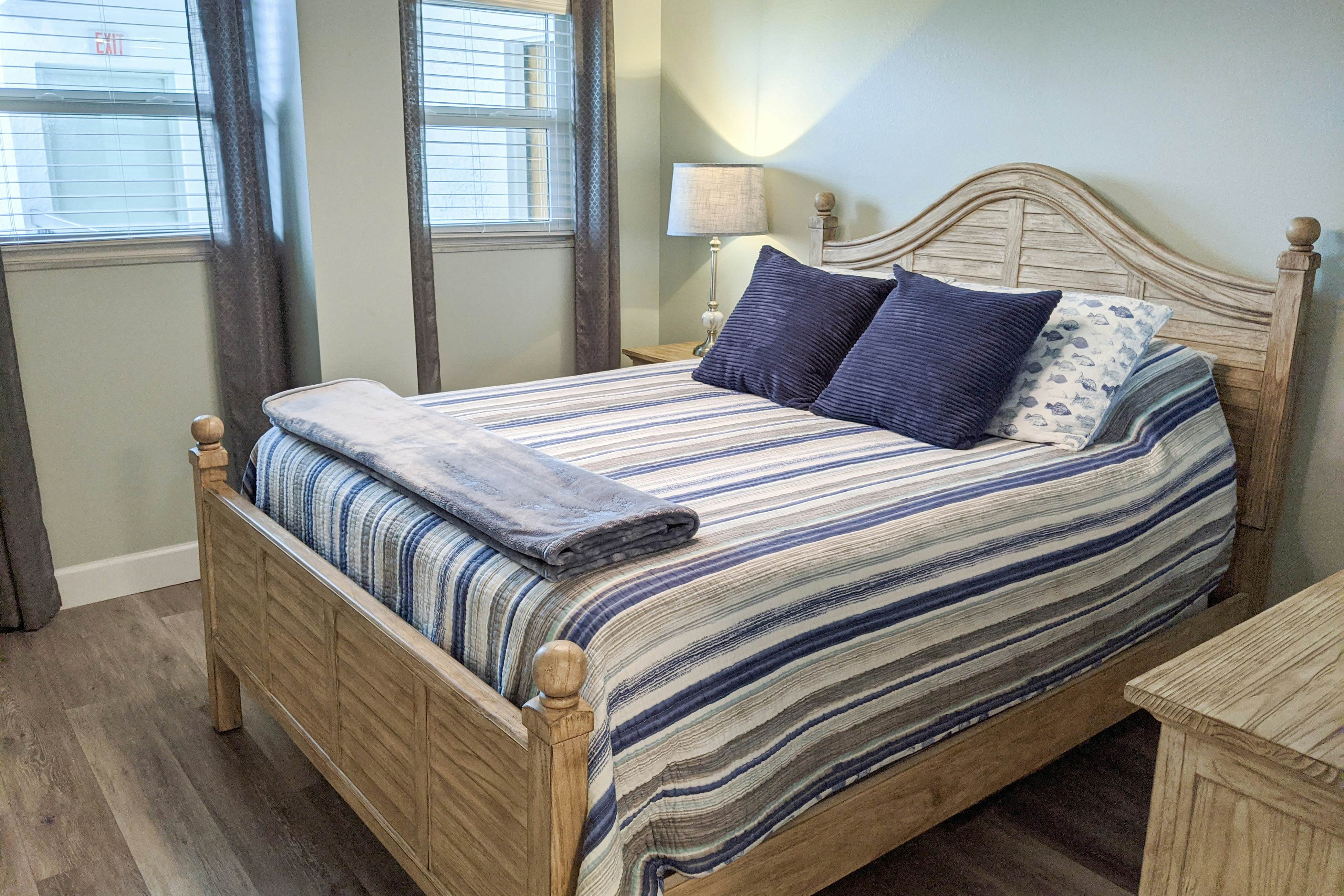 Beachside Haven w/Private Balcony/Free WiFi/Washer/Dryer/Shared Pool/Central AC