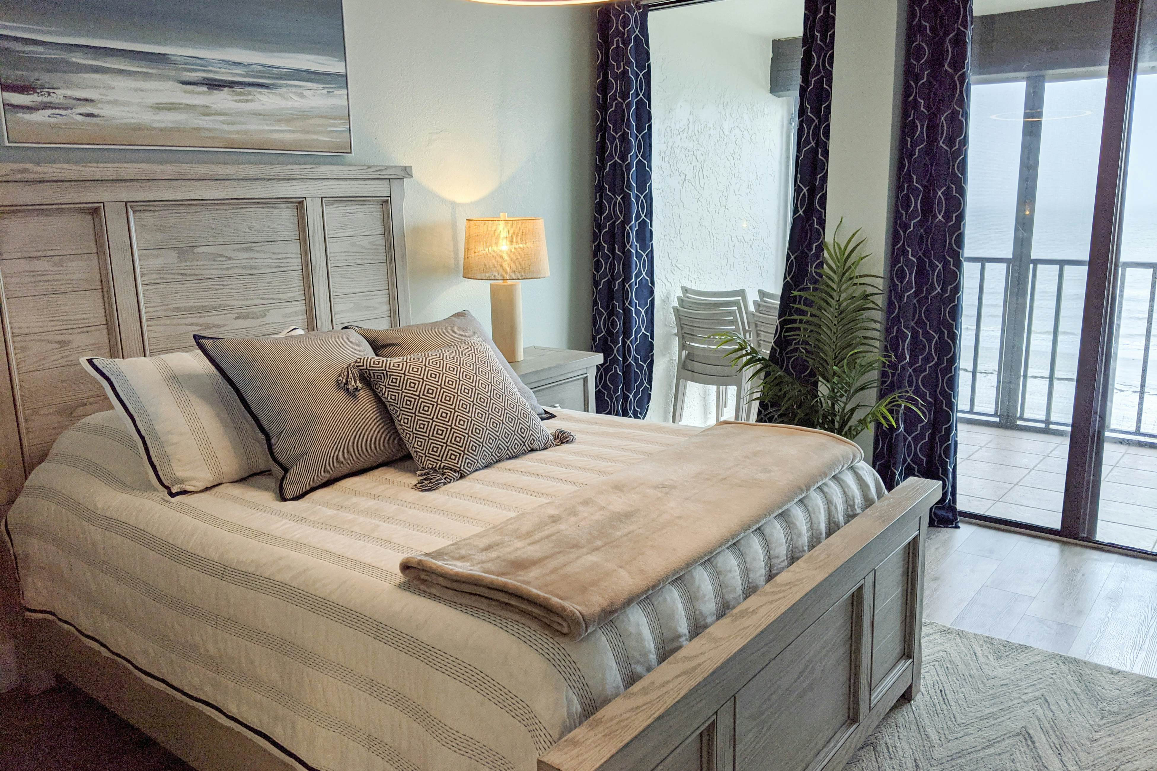 Beachside Haven w/Private Balcony/Free WiFi/Washer/Dryer/Shared Pool/Central AC