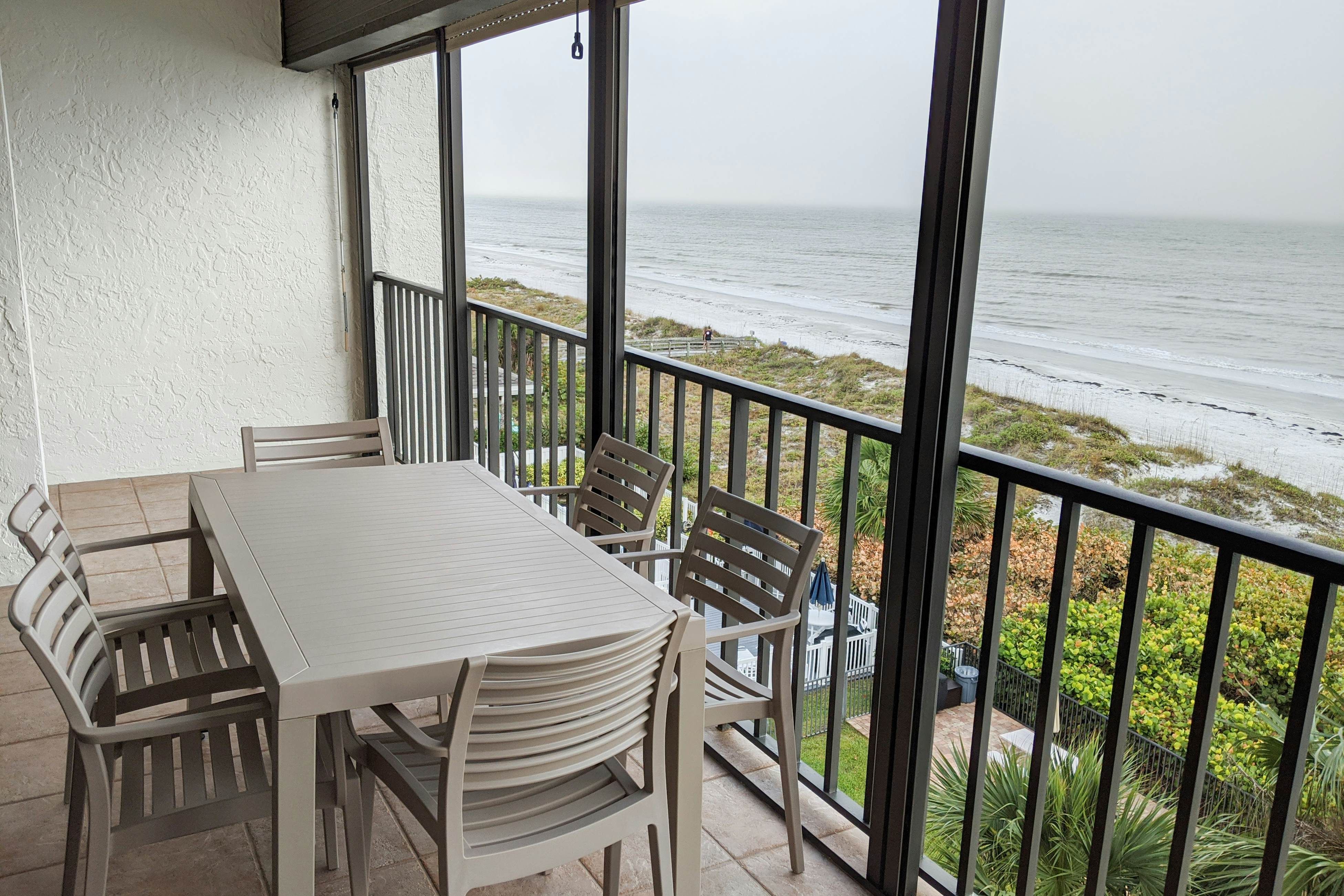 Beachside Haven w/Private Balcony/Free WiFi/Washer/Dryer/Shared Pool/Central AC