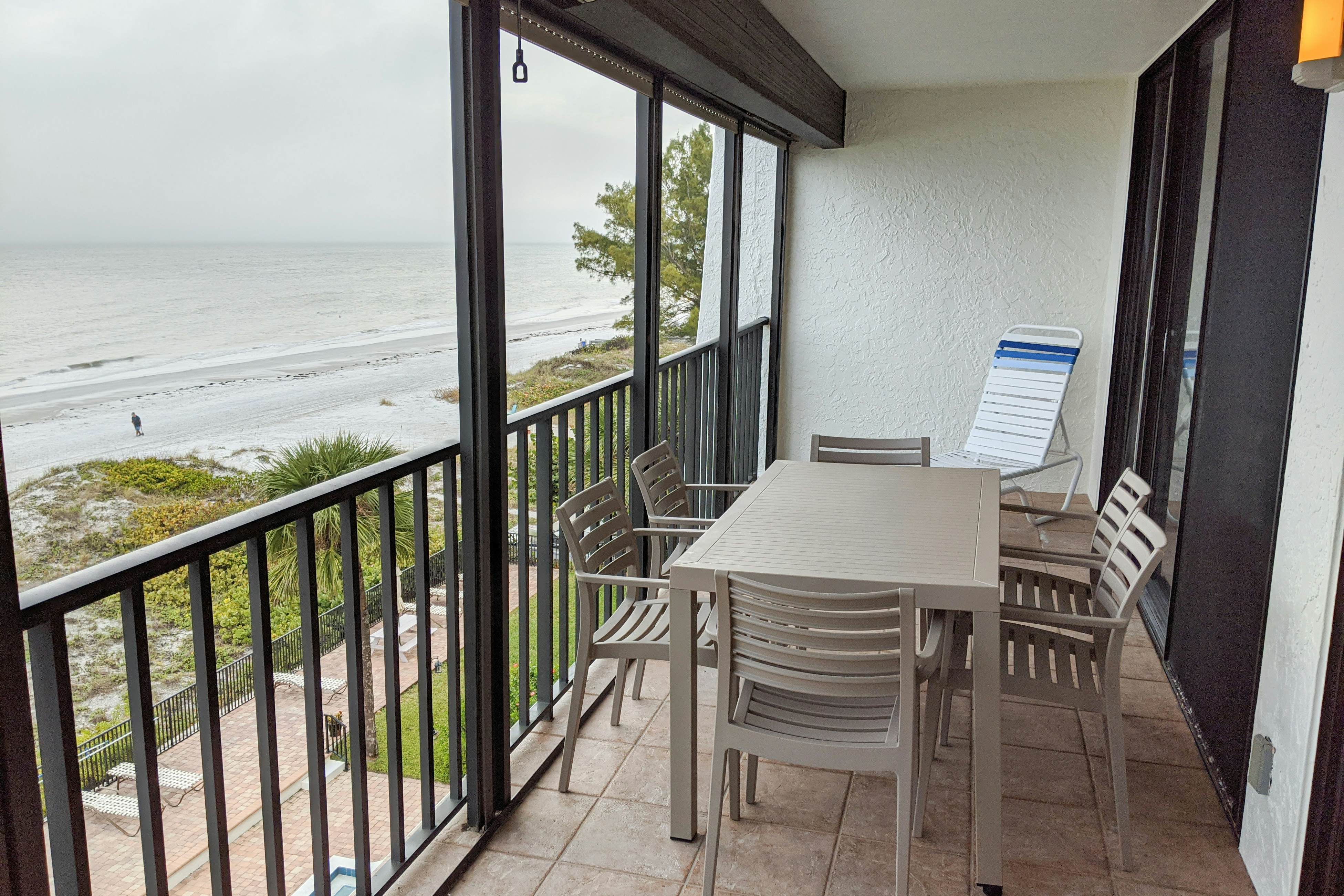 Beachside Haven w/Private Balcony/Free WiFi/Washer/Dryer/Shared Pool/Central AC