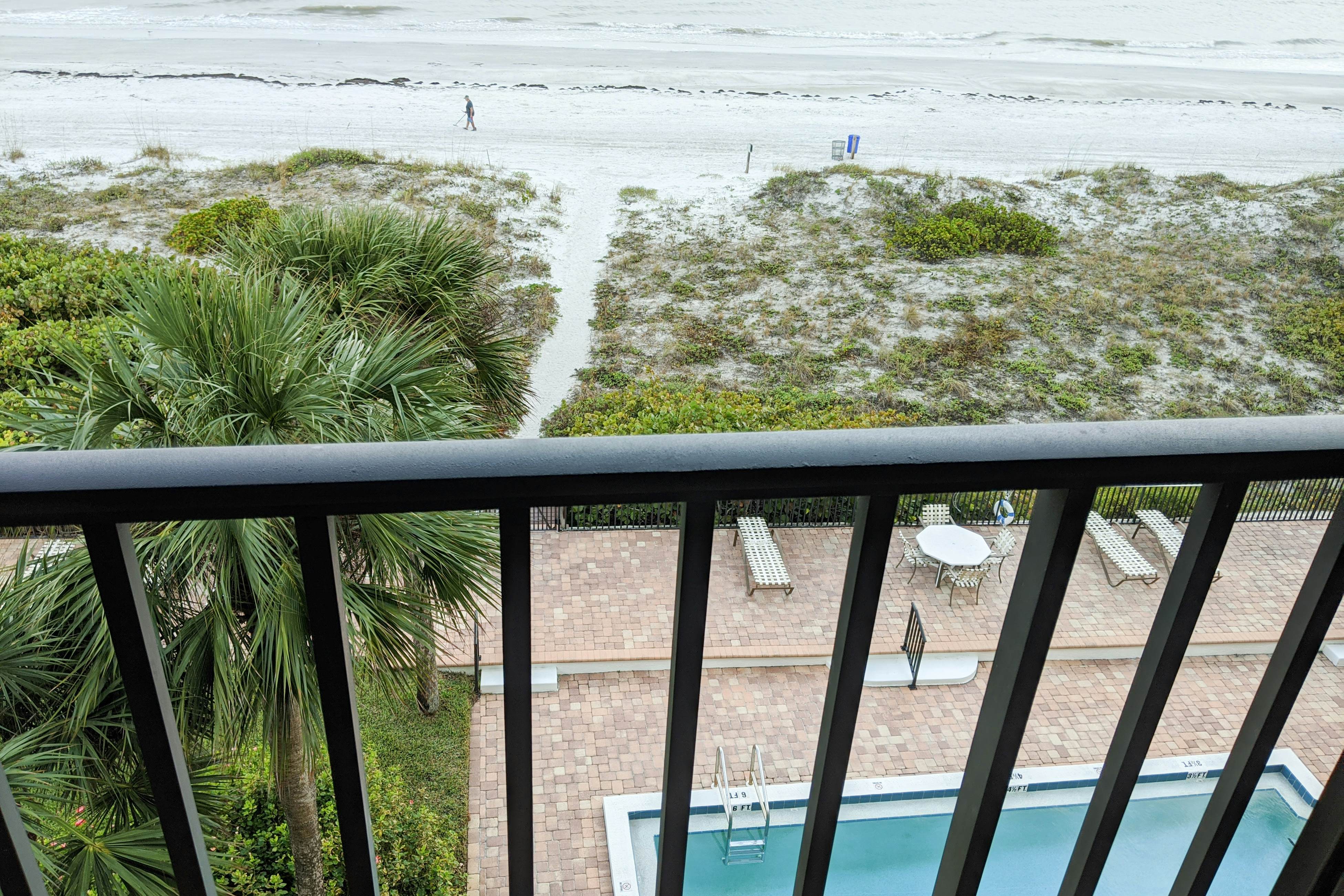 Beachside Haven w/Private Balcony/Free WiFi/Washer/Dryer/Shared Pool/Central AC