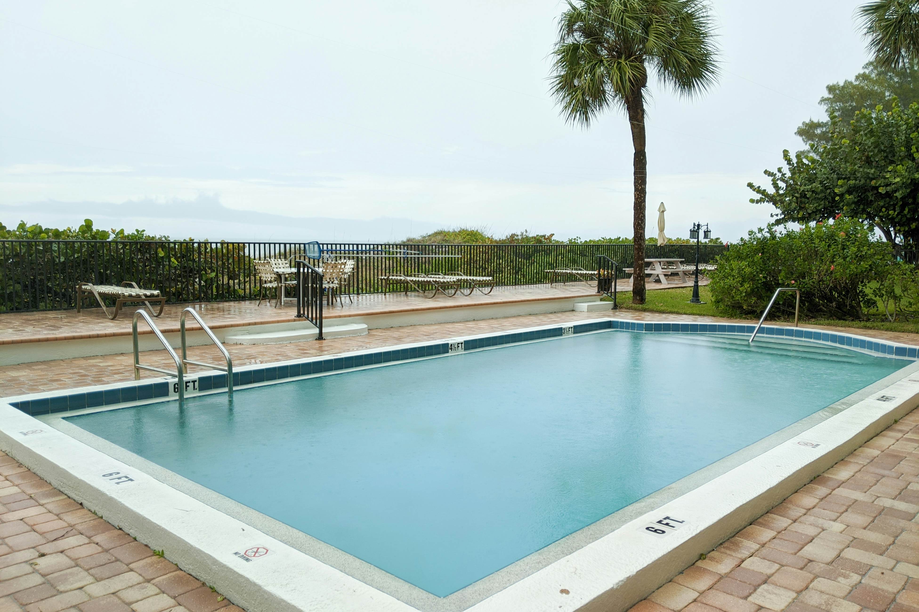 Beachside Haven w/Private Balcony/Free WiFi/Washer/Dryer/Shared Pool/Central AC
