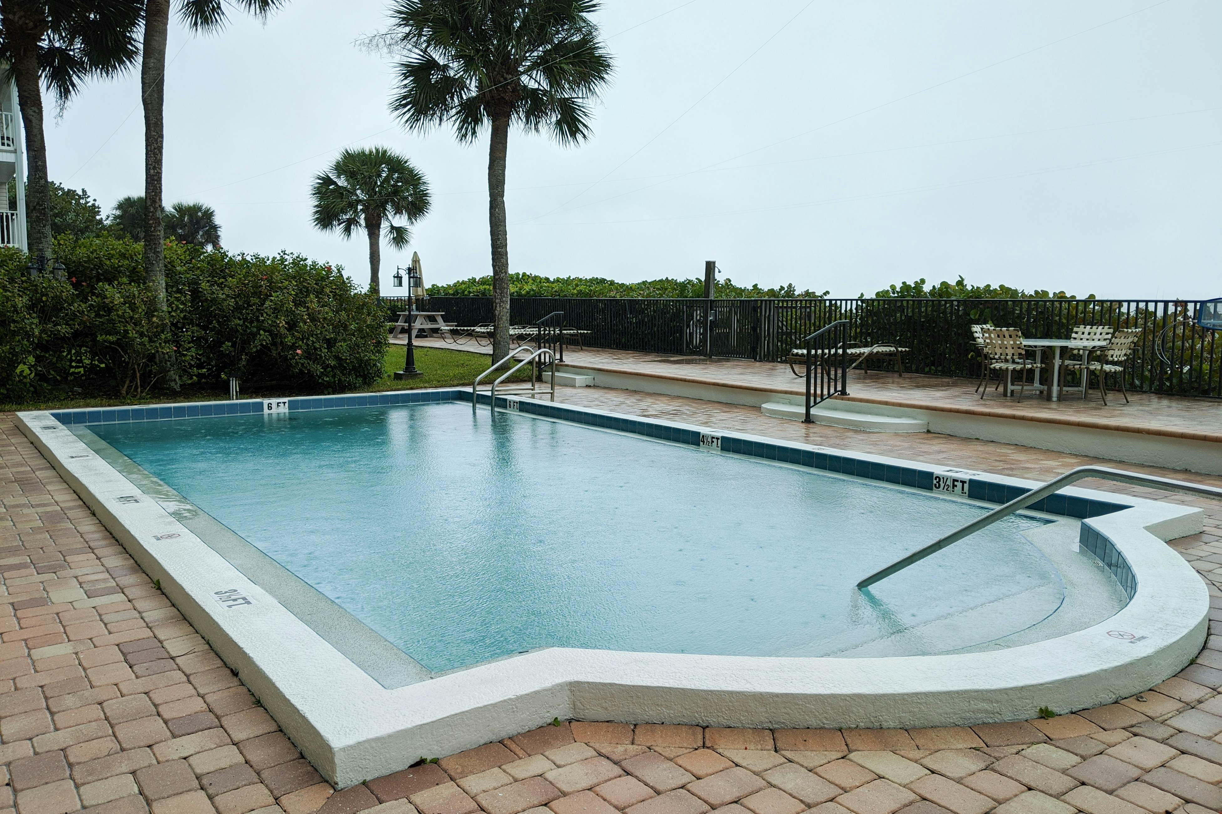 Beachside Haven w/Private Balcony/Free WiFi/Washer/Dryer/Shared Pool/Central AC