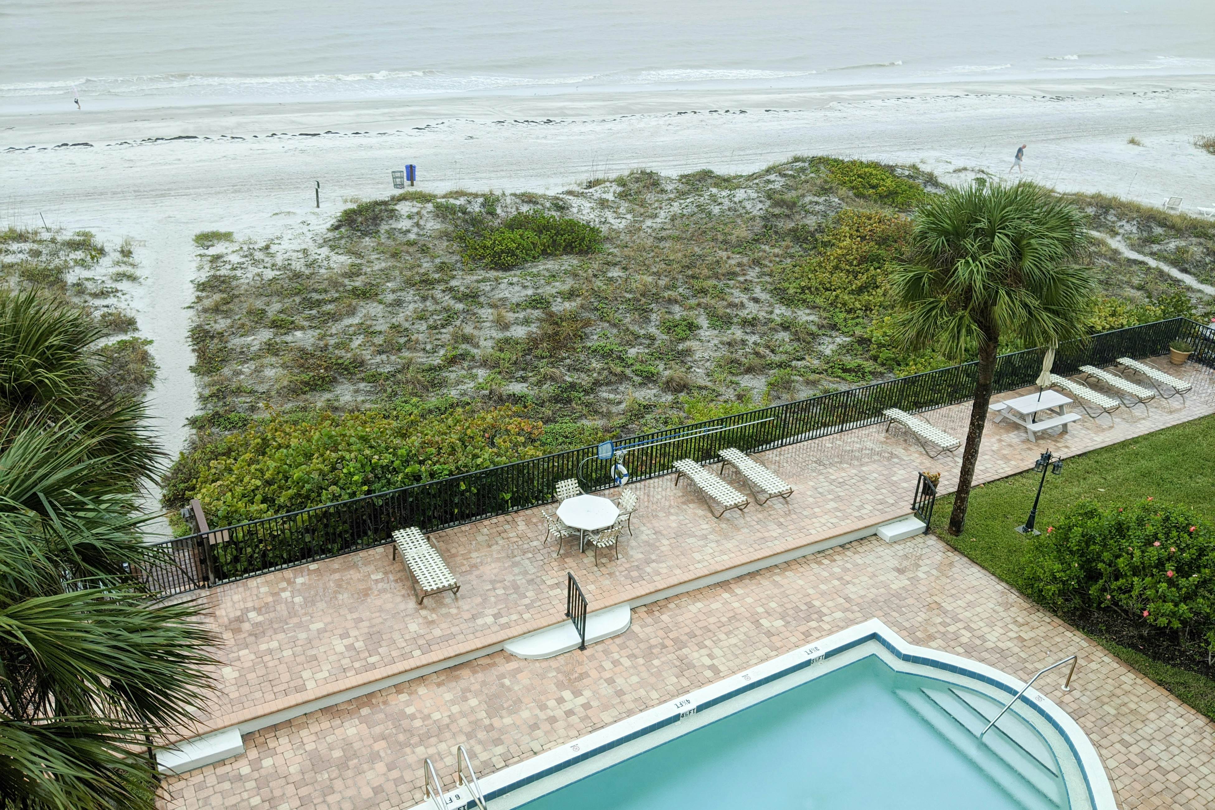 Beachside Haven w/Private Balcony/Free WiFi/Washer/Dryer/Shared Pool/Central AC