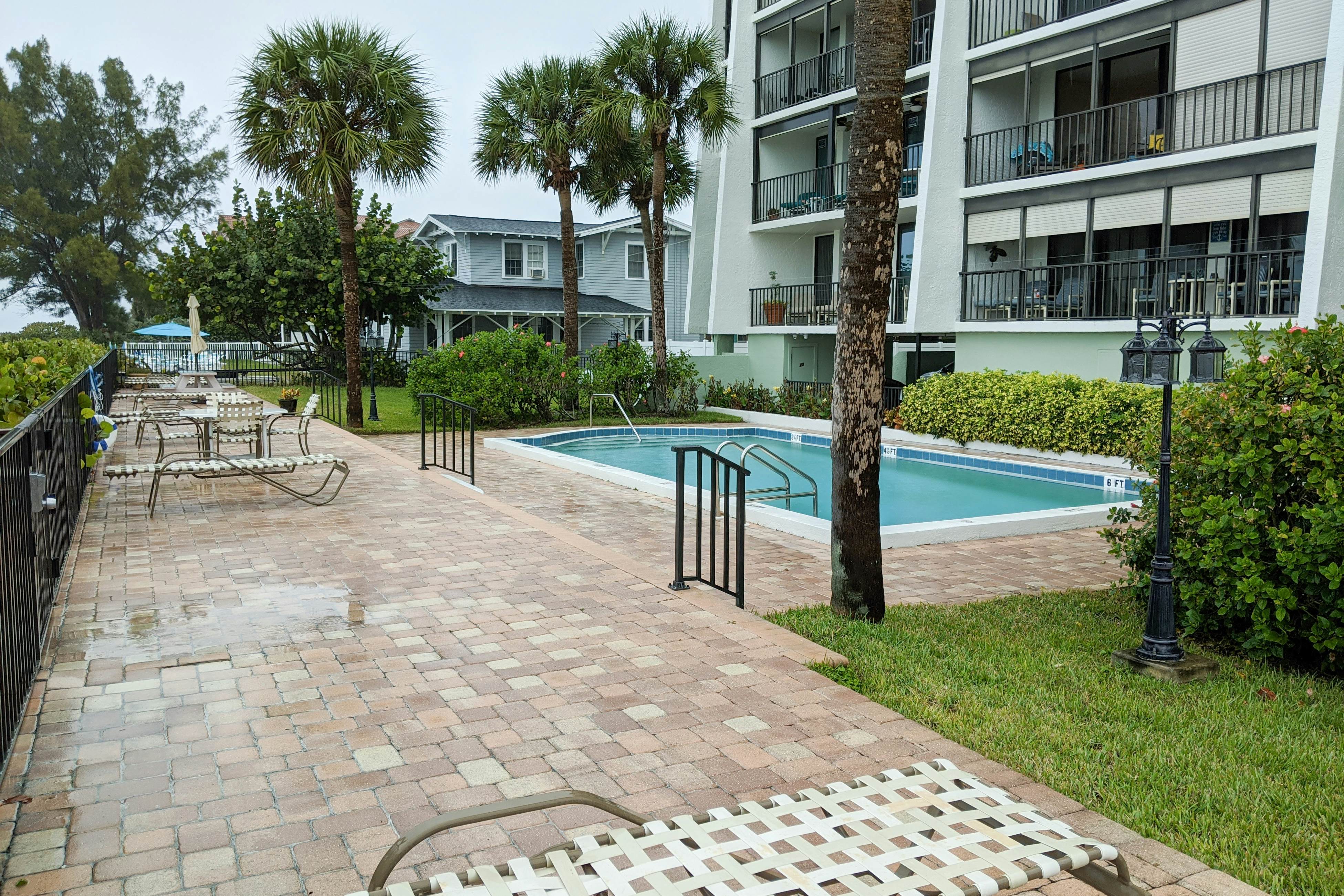 Beachside Haven w/Private Balcony/Free WiFi/Washer/Dryer/Shared Pool/Central AC