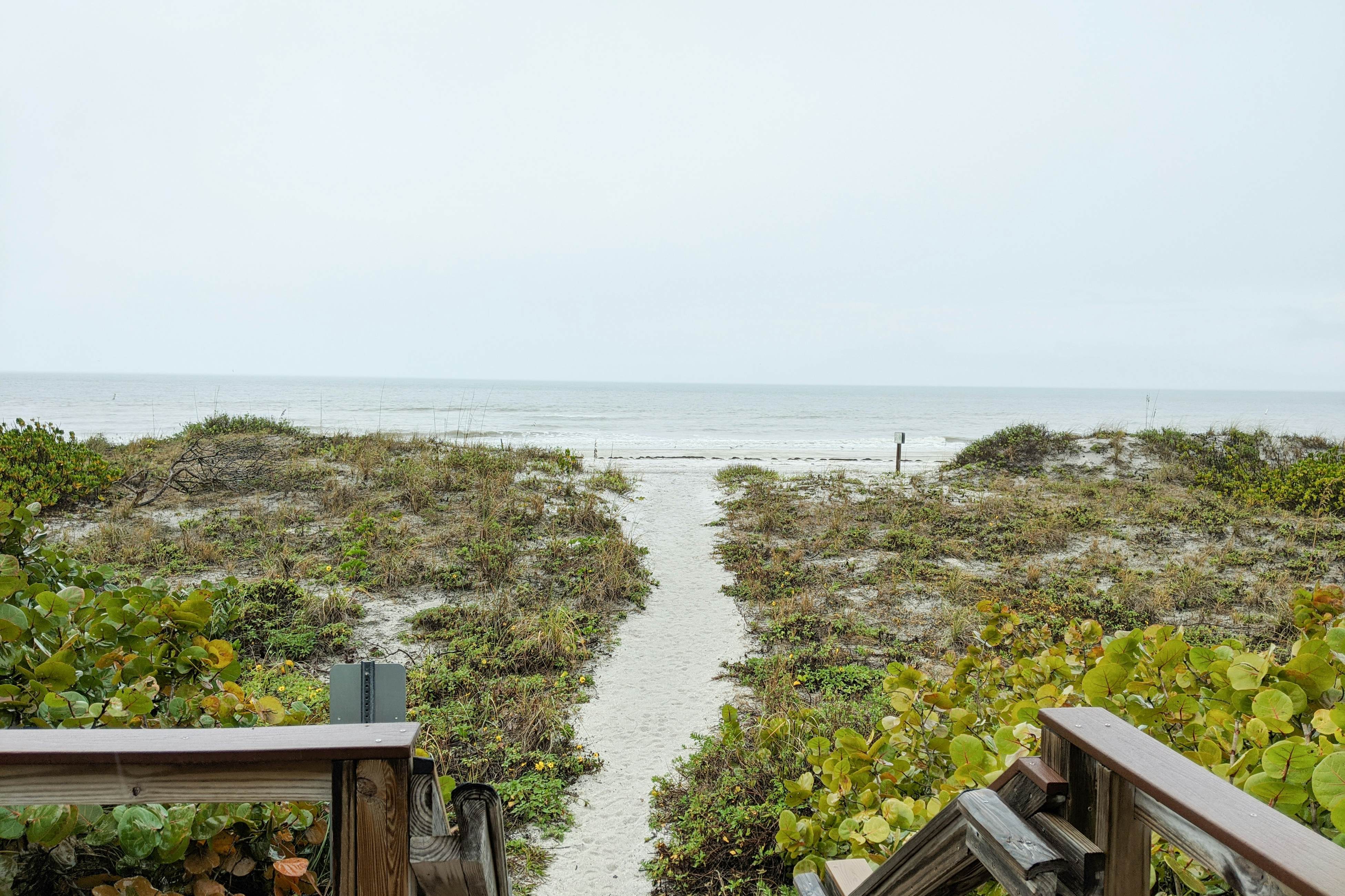 Beachside Haven w/Private Balcony/Free WiFi/Washer/Dryer/Shared Pool/Central AC