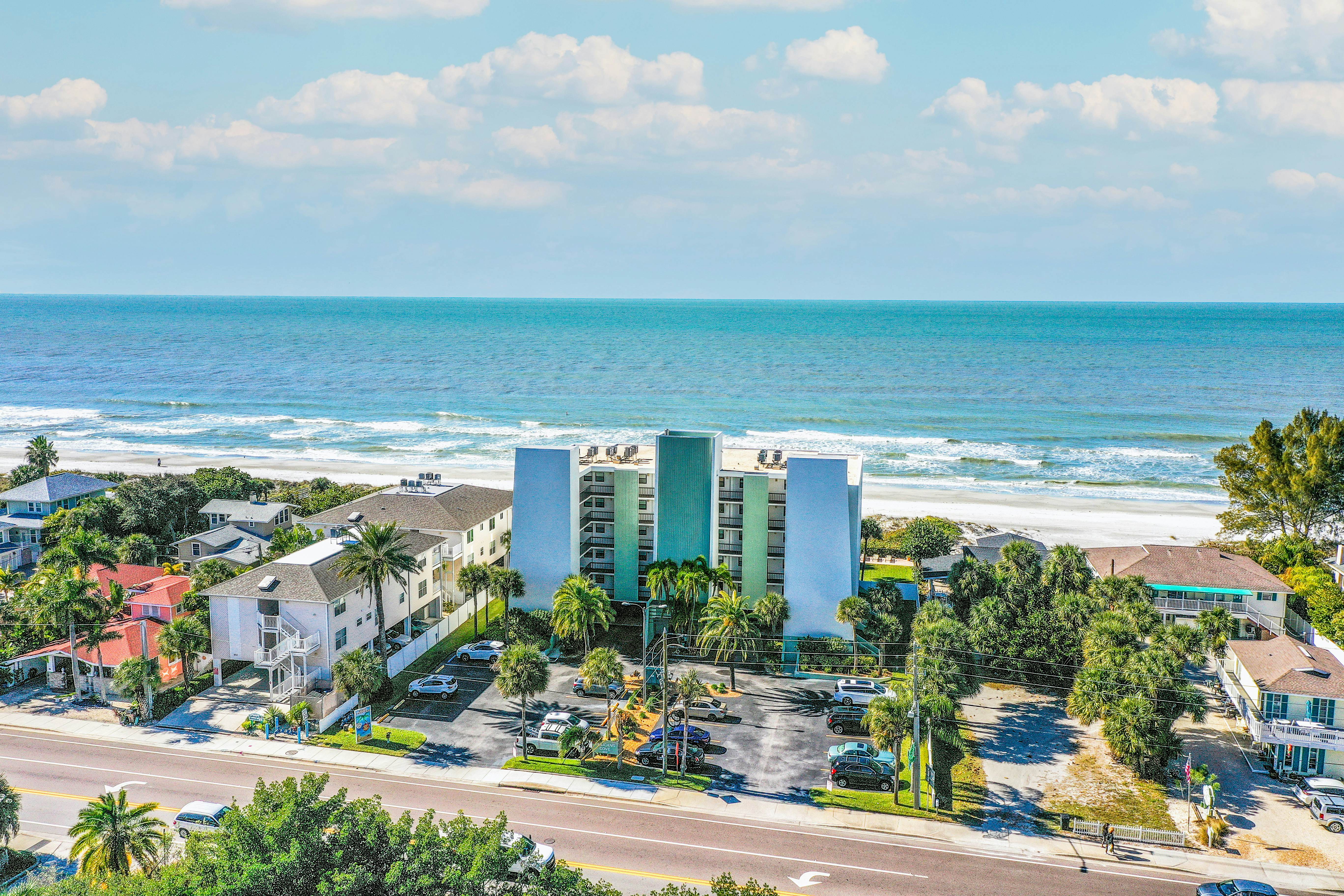 Beachside Haven w/Private Balcony/Free WiFi/Washer/Dryer/Shared Pool/Central AC