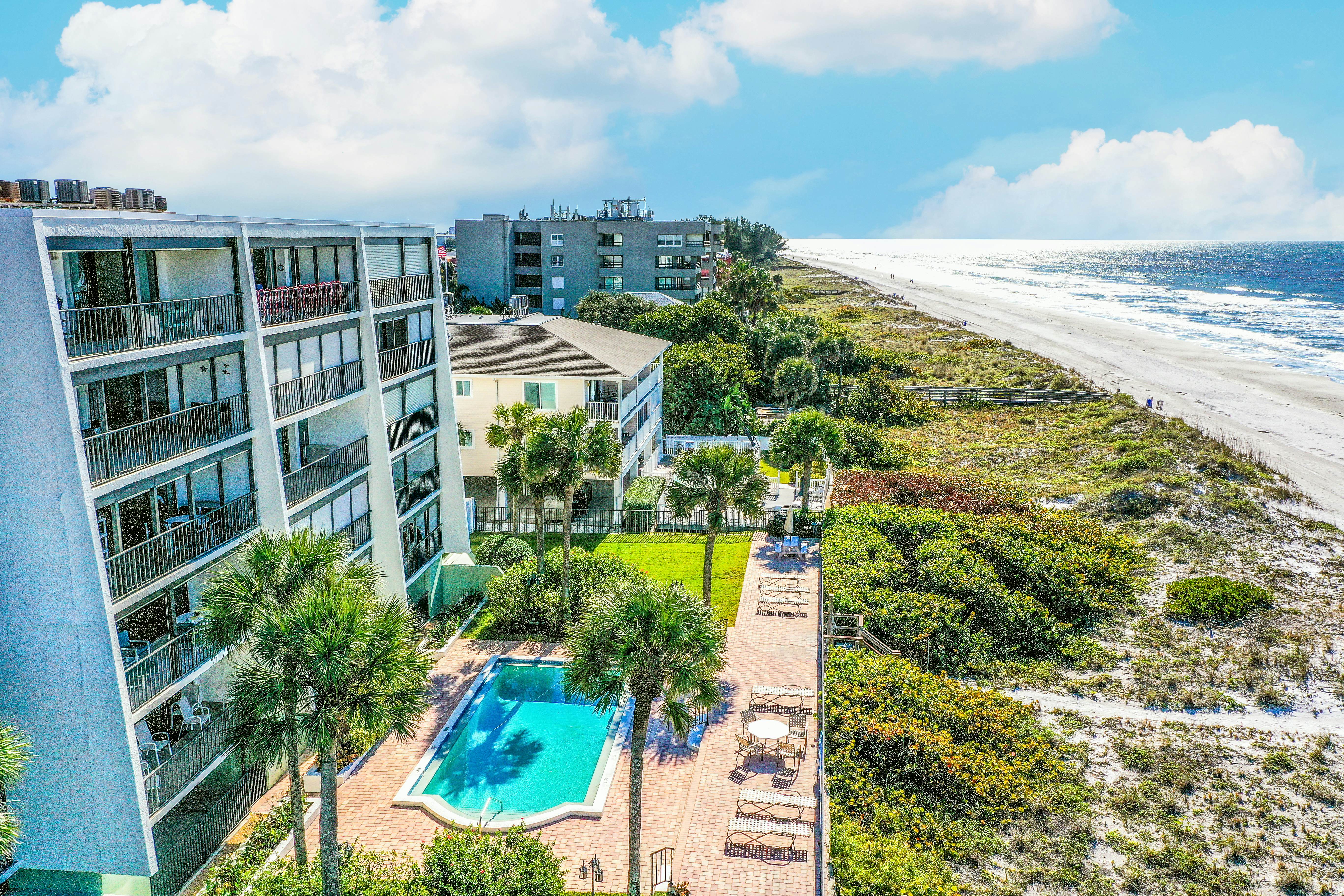 Beachside Haven w/Private Balcony/Free WiFi/Washer/Dryer/Shared Pool/Central AC