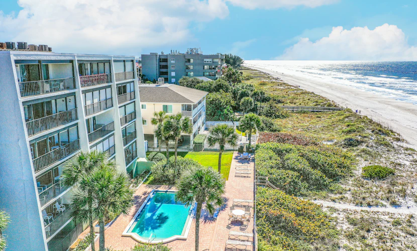 Beachside Haven with Private Balcony Free WiFi Washer Dryer Shared Pool Central AC