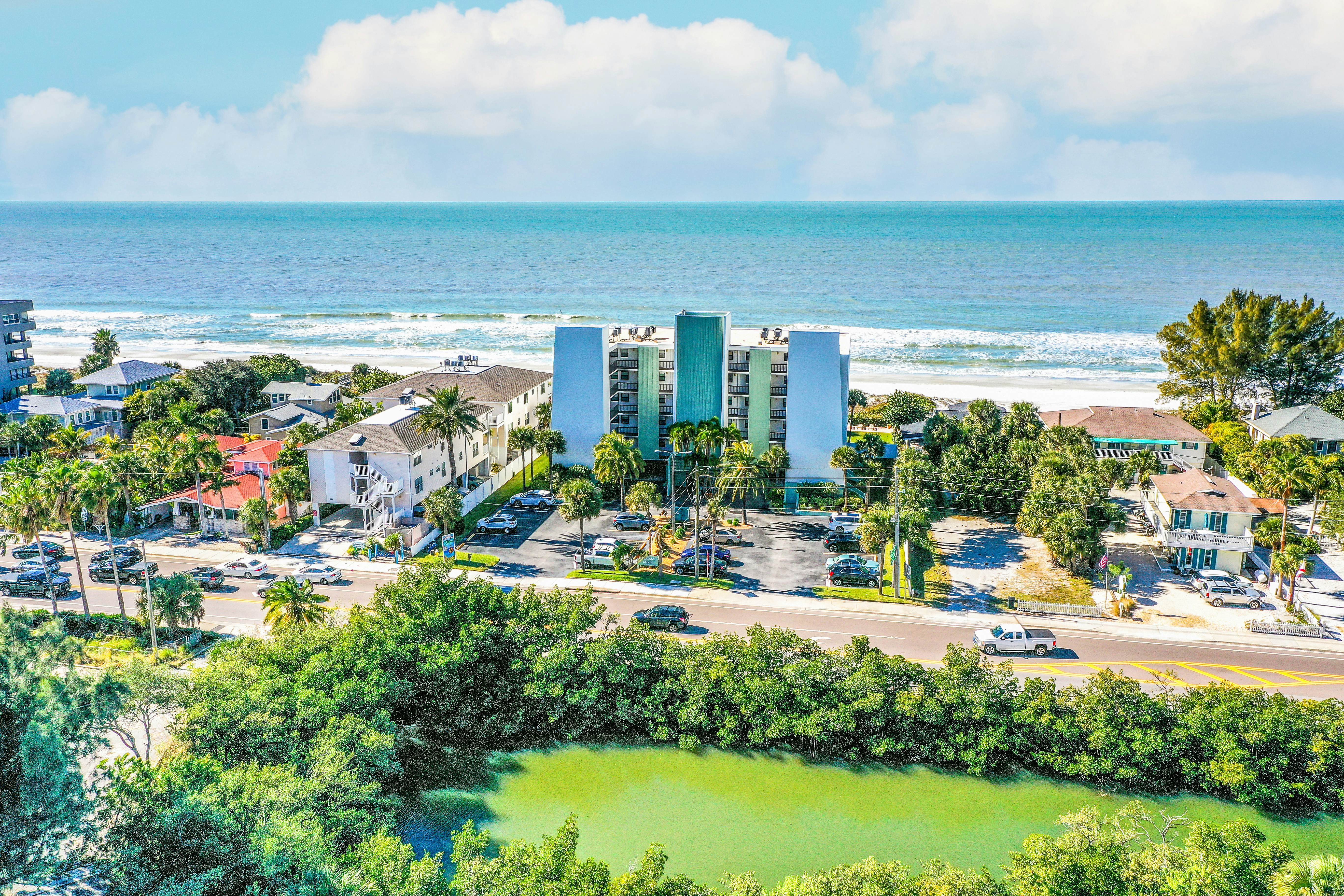 Beachside Haven w/Private Balcony/Free WiFi/Washer/Dryer/Shared Pool/Central AC